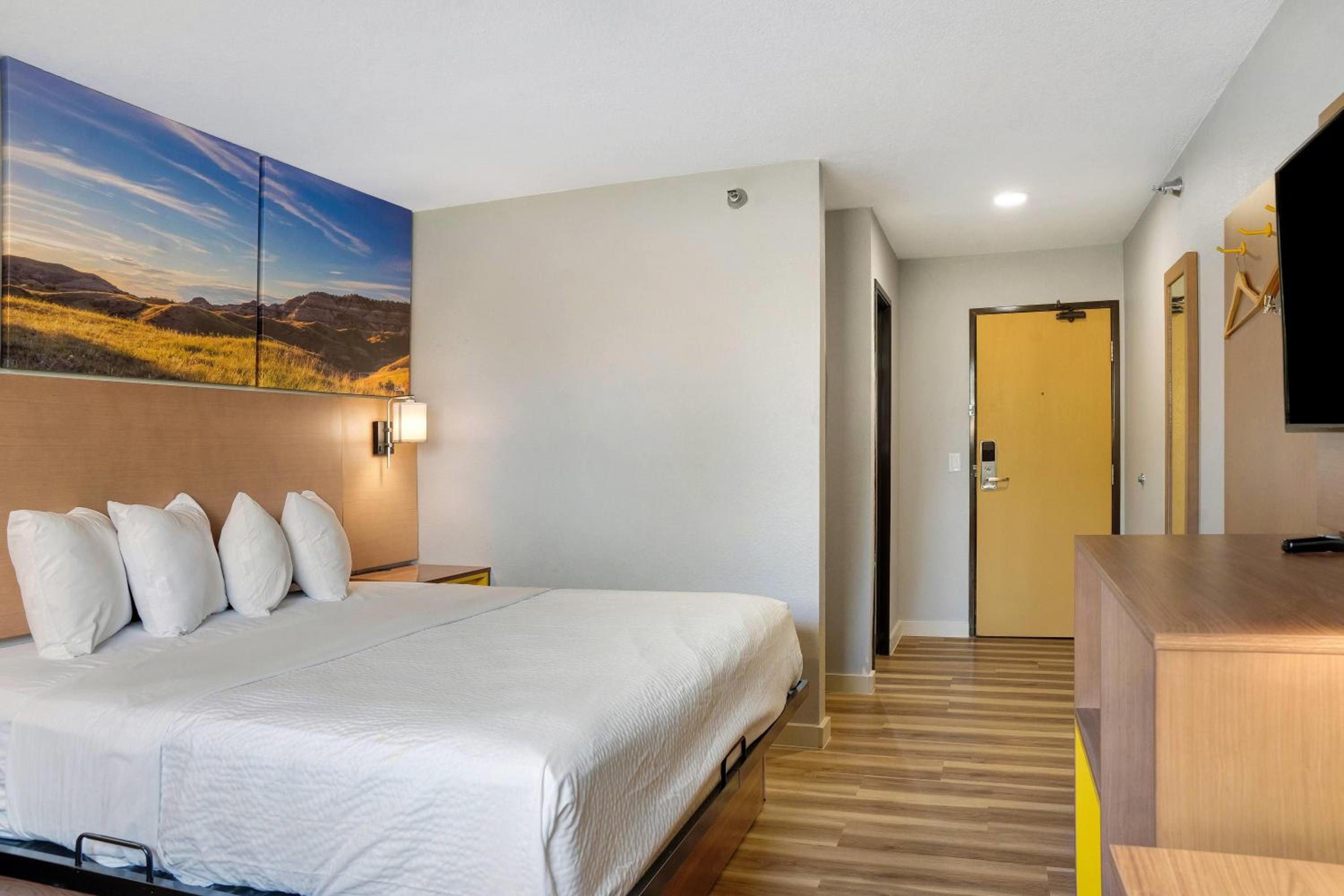 Deluxe King Room - Photo 9