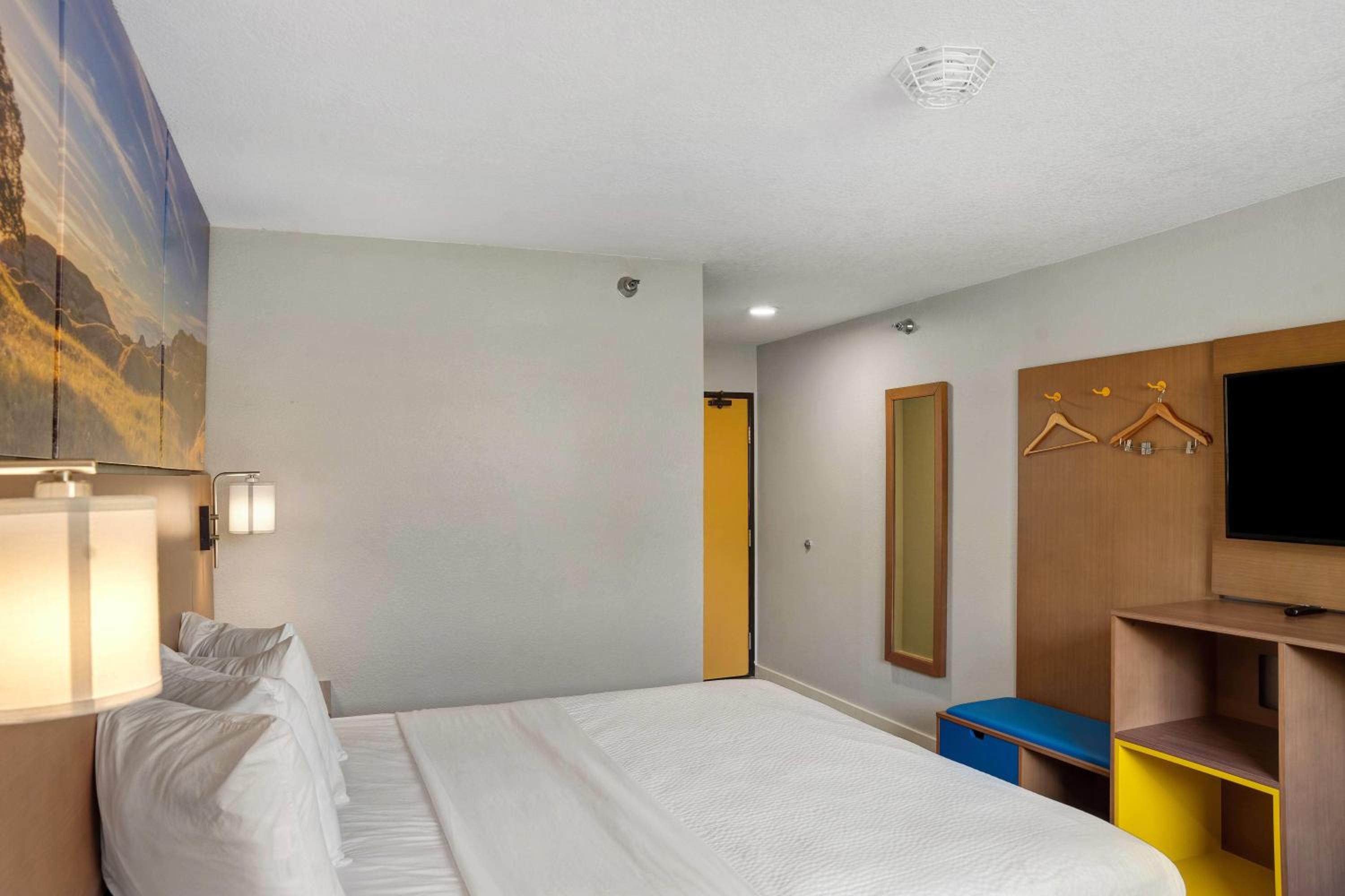 Deluxe Queen Room - Non-Smoking - Photo 4