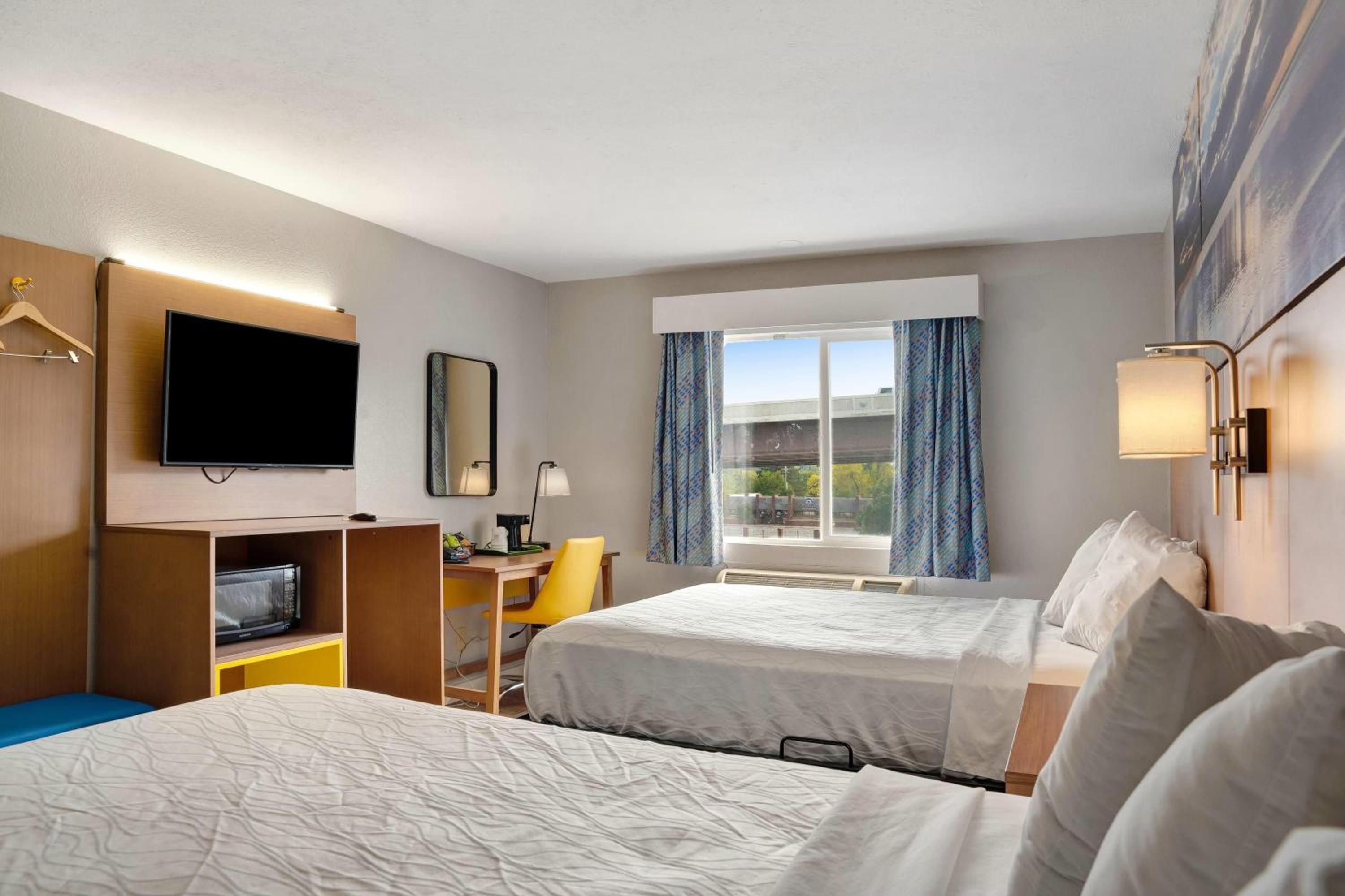 Queen Room with Two Queen Beds - Non-Smoking - Photo 1