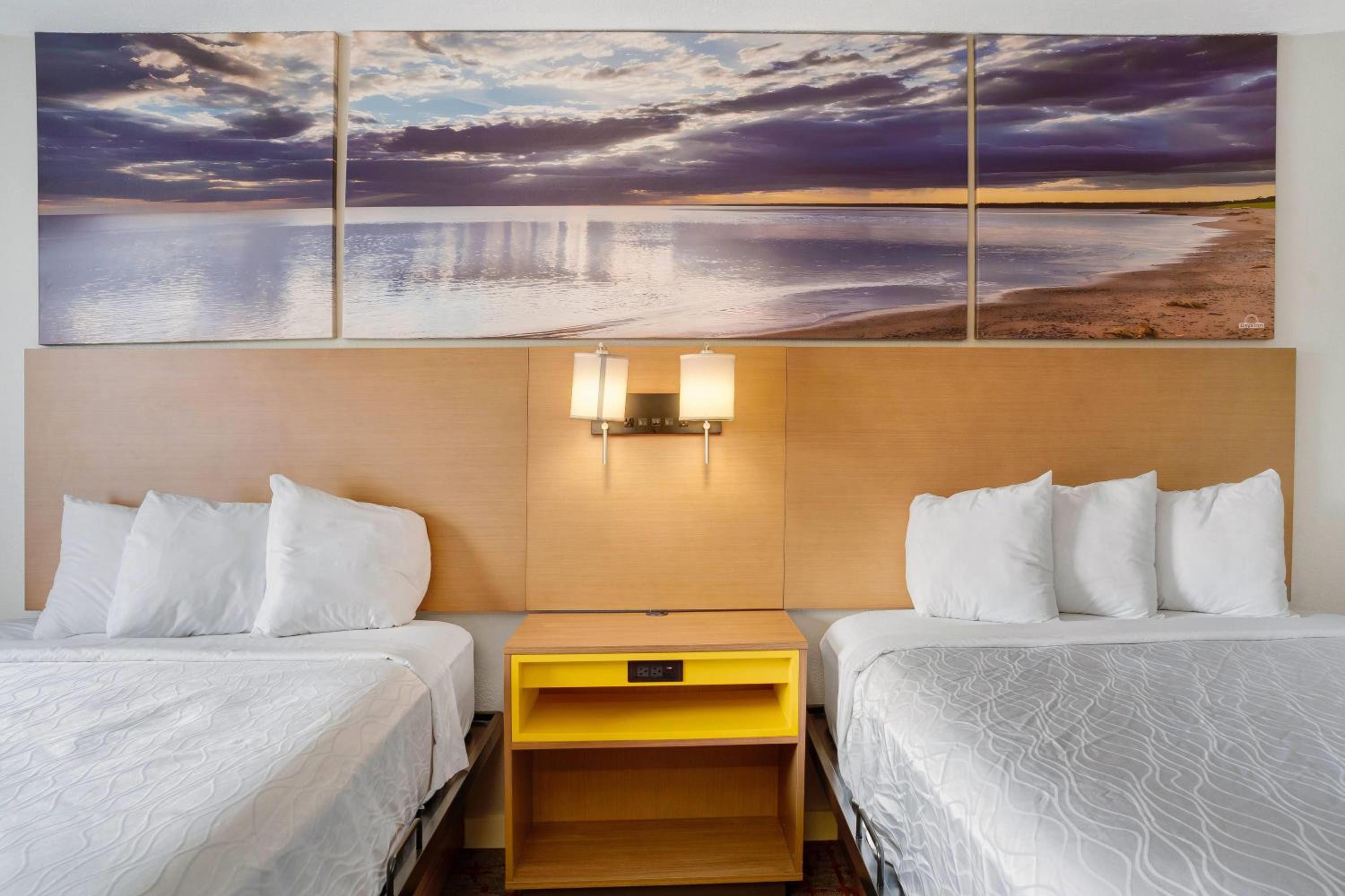 Queen Room with Two Queen Beds - Non-Smoking - Photo 2