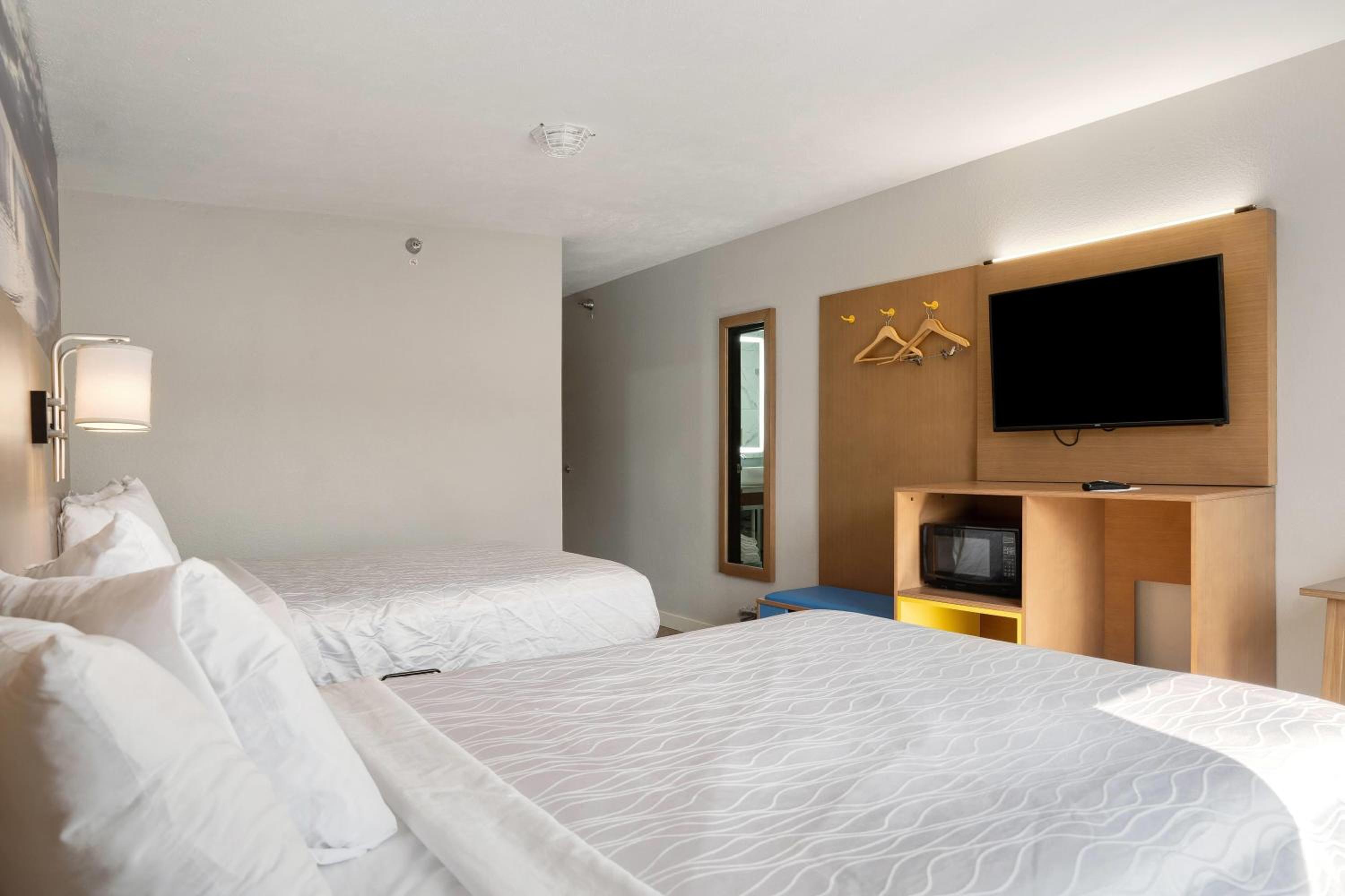 Queen Room with Two Queen Beds - Non-Smoking - Photo 4