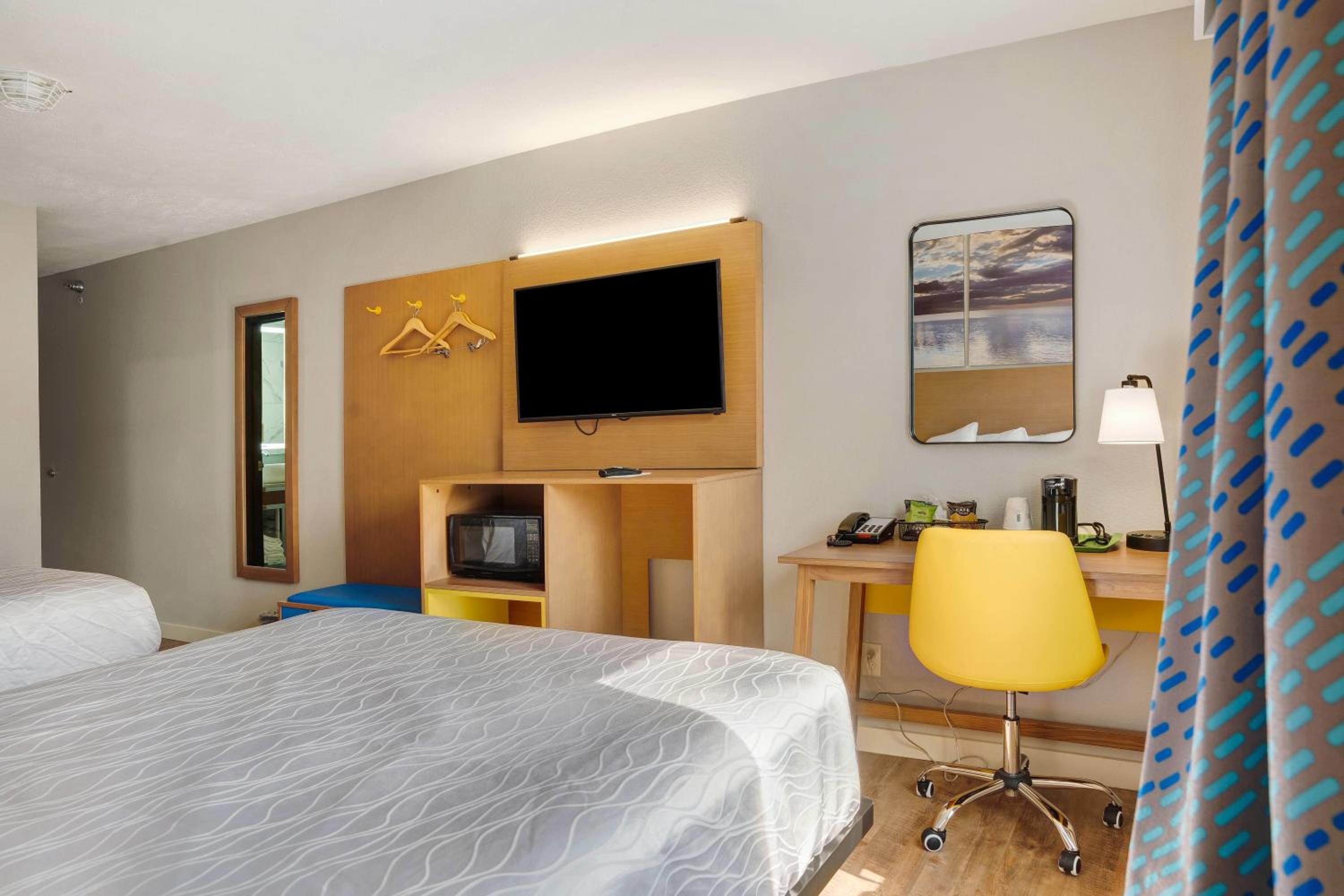 Queen Room with Two Queen Beds - Non-Smoking - Photo 5