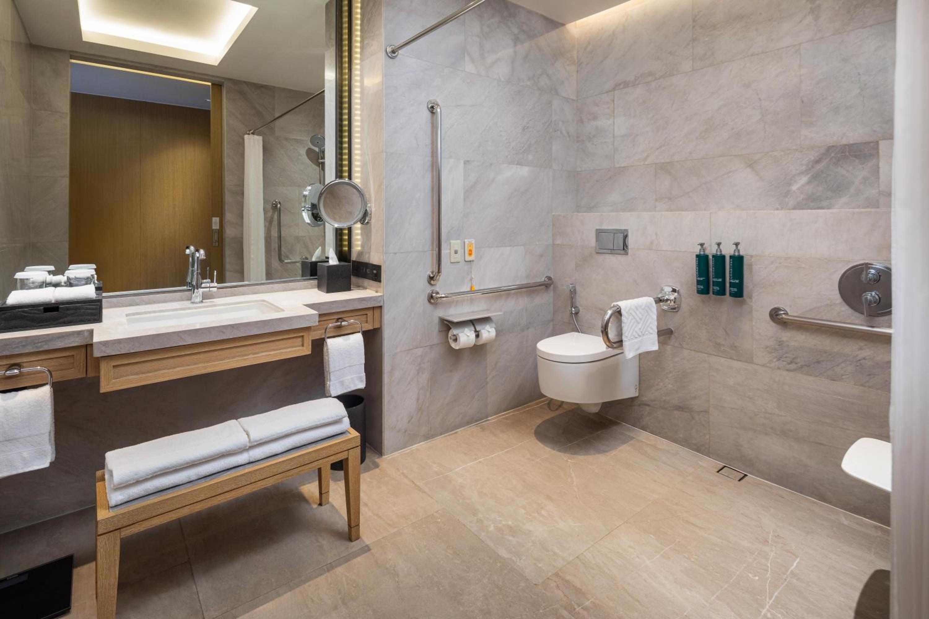 Executive King Room with Pool View and Balcony photo 2