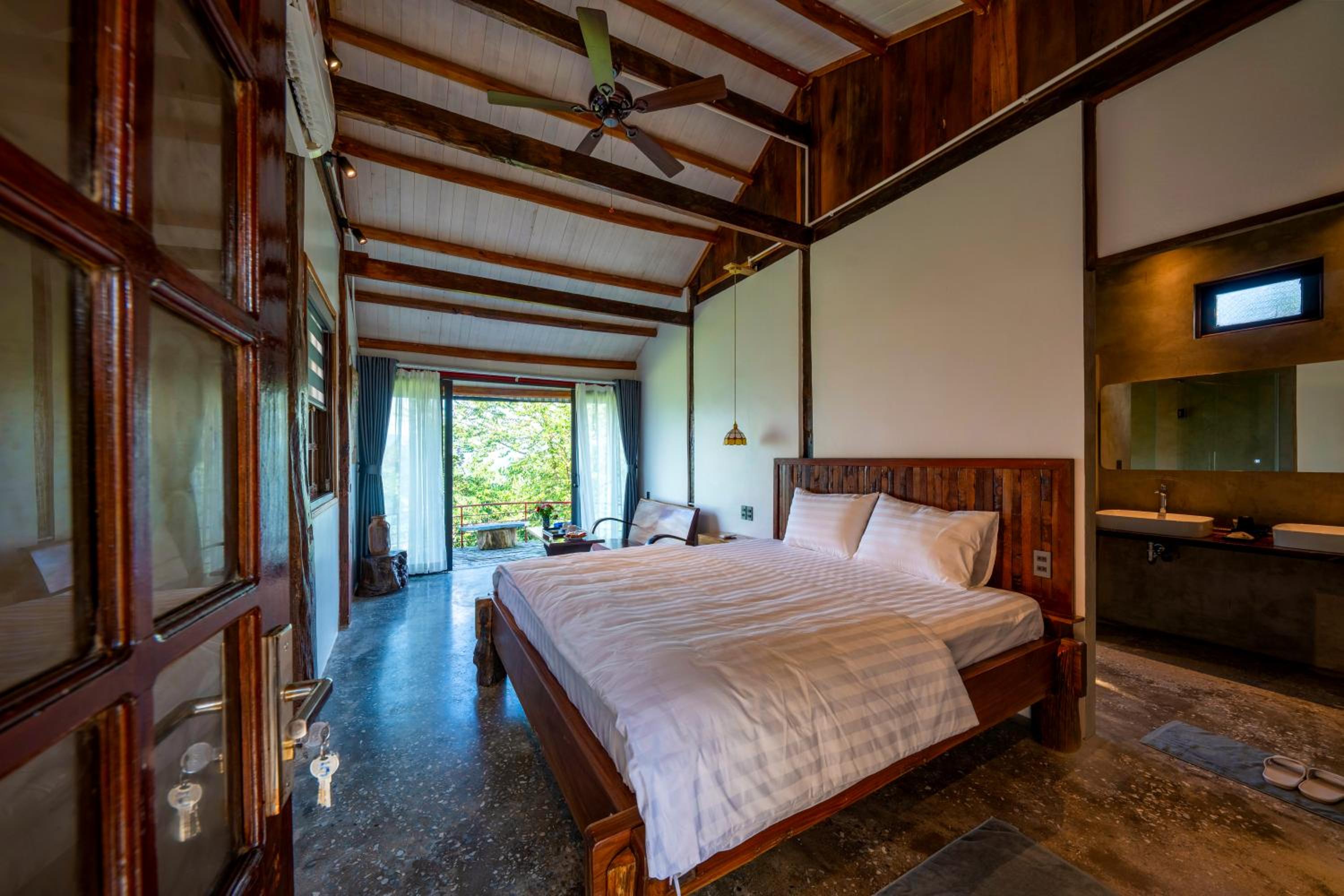 Superior Bungalow photo 1