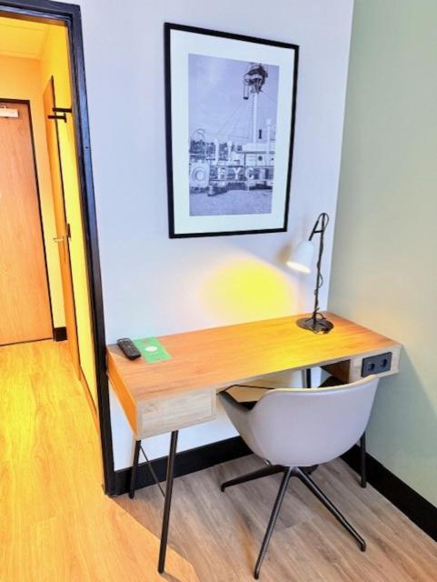 Standard Room - 1 Queen Bed