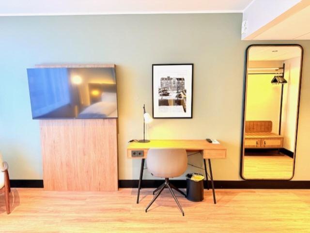 Superior Room - 1 King Bed