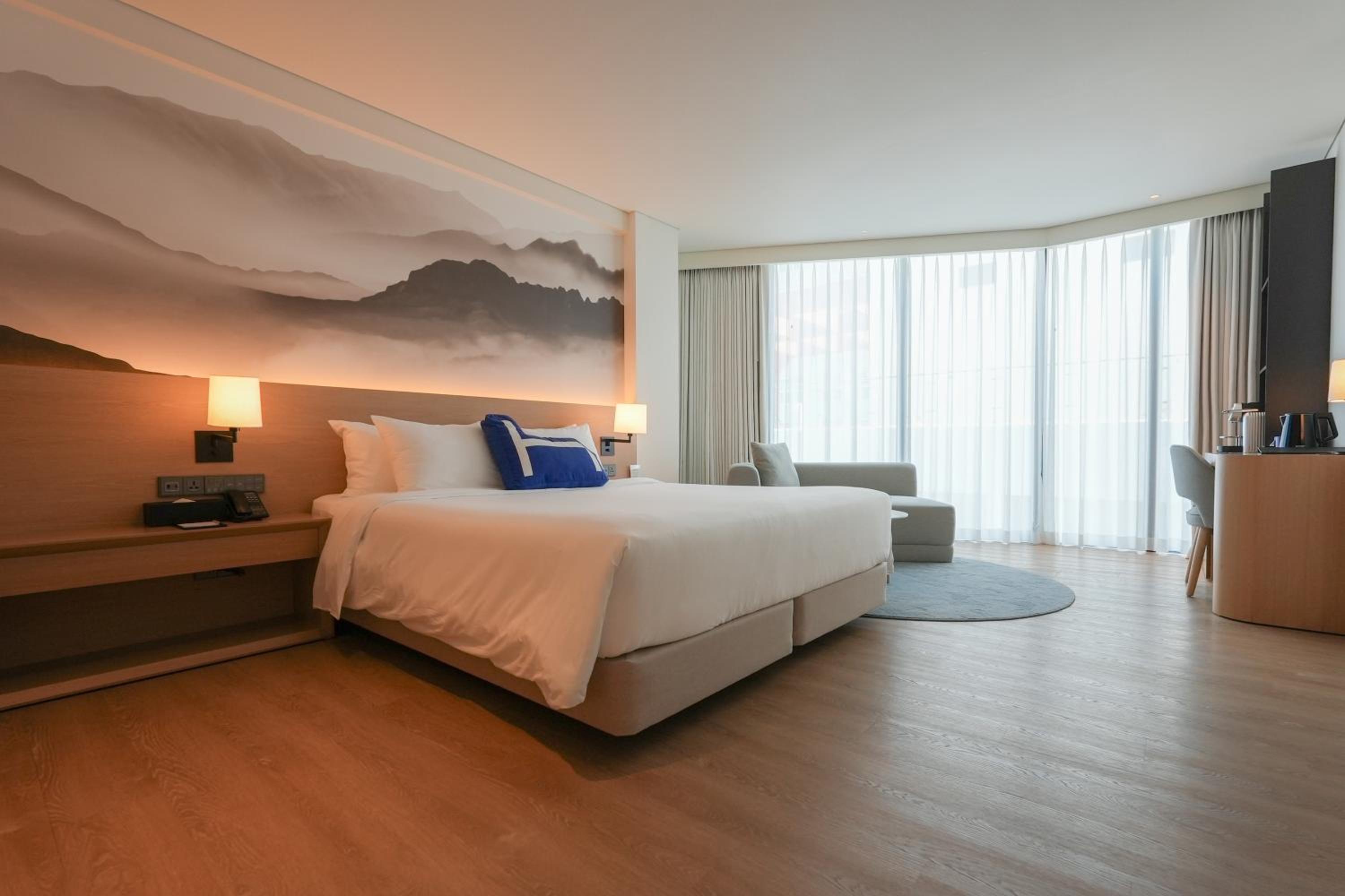Deluxe-King(View Blocked) Breakfast & Swimming pool