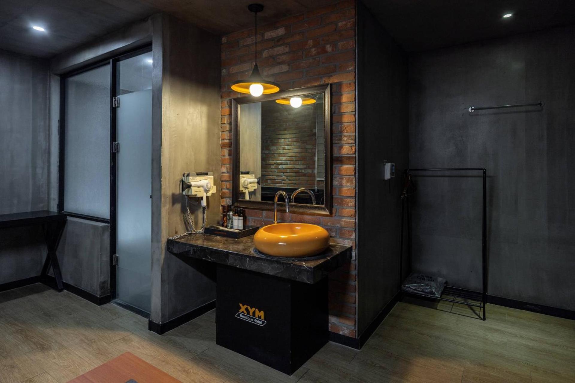 Suite - Photo 15