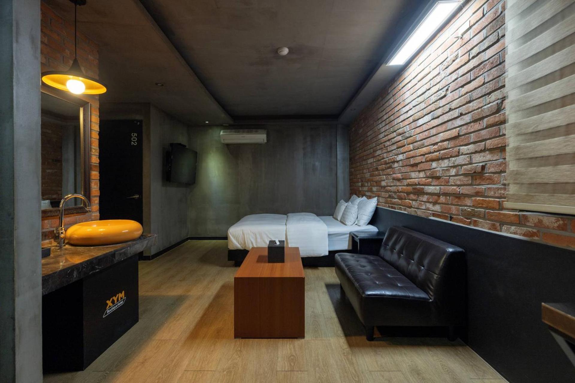 Suite - Photo 13