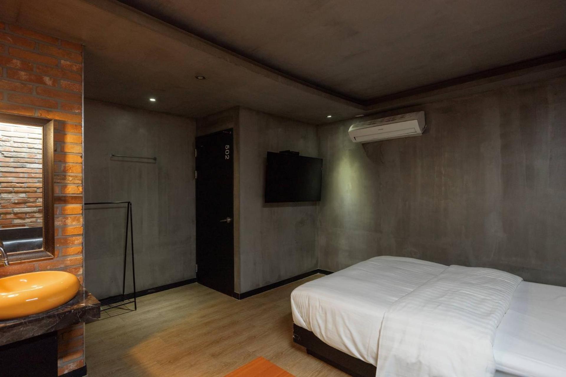 Suite - Photo 9