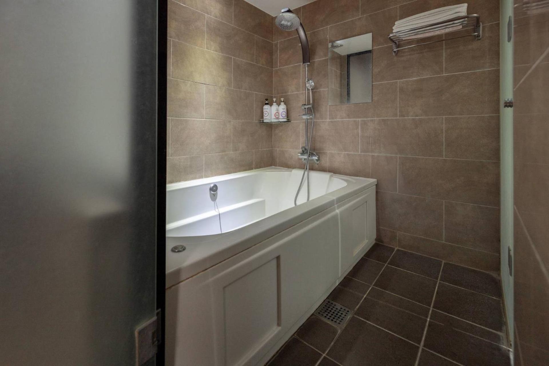 Suite - Photo 7