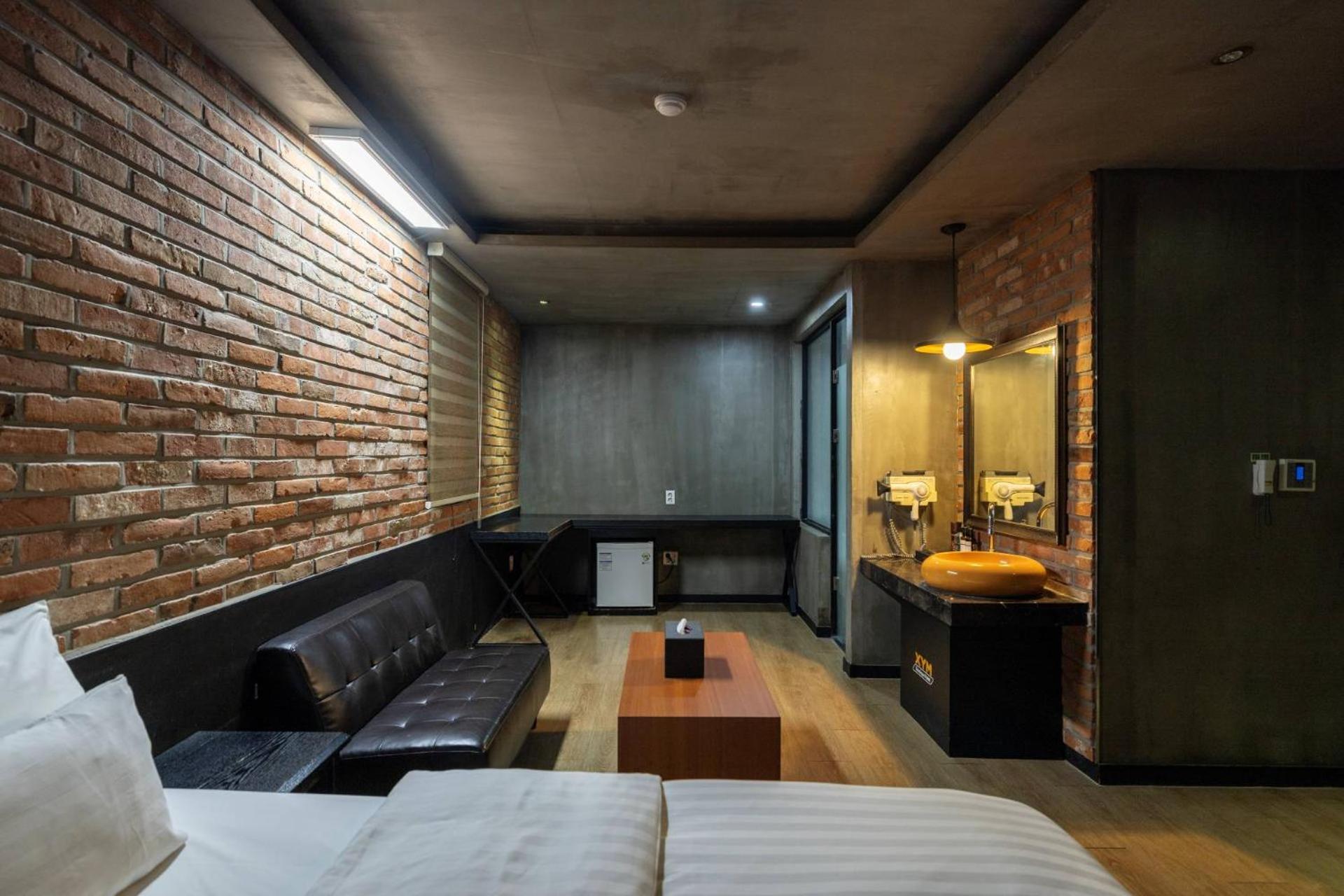 Suite - Photo 10