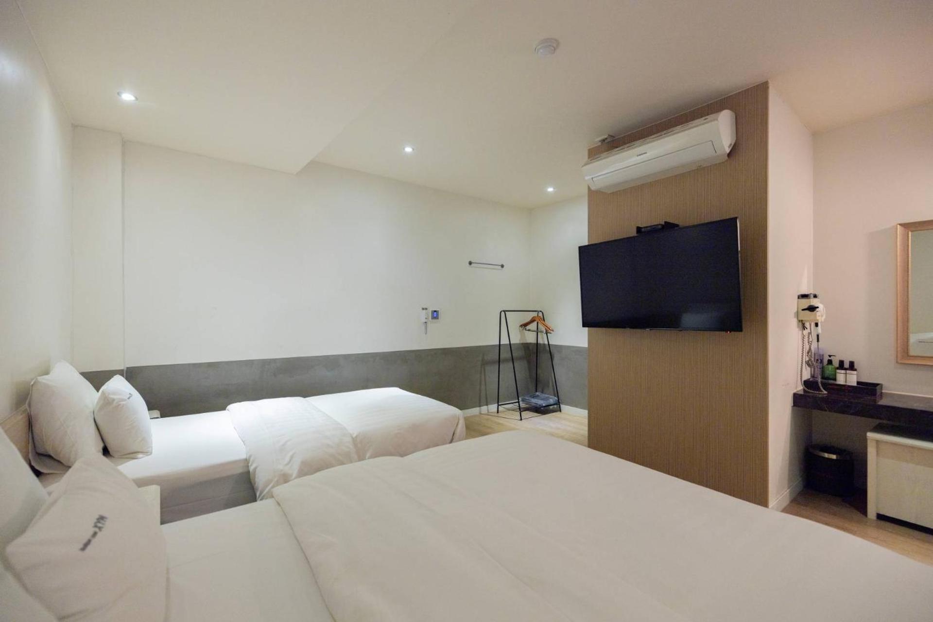 Deluxe Twin Room - Photo 21