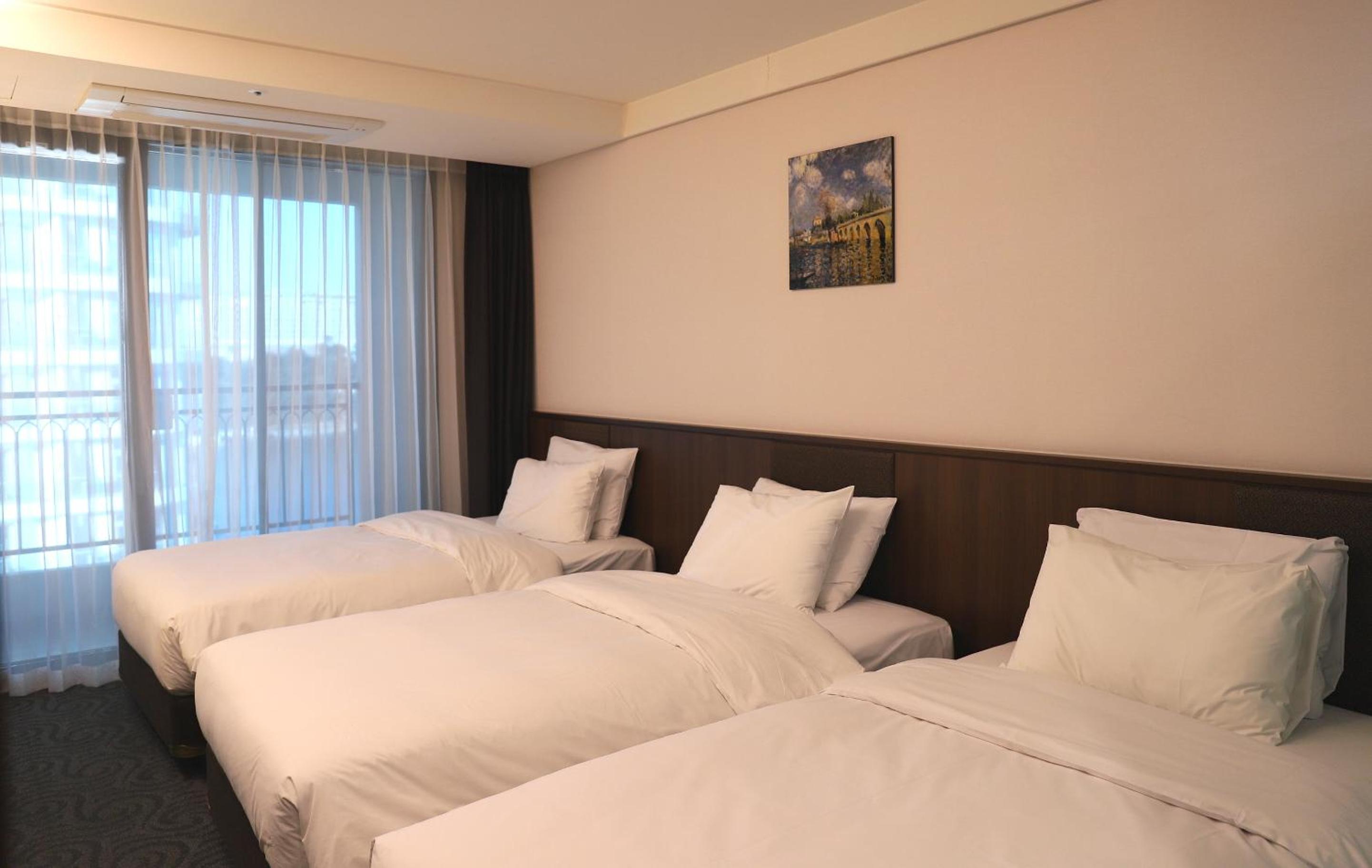 Standard Triple (Balcony Partial Ocean view)