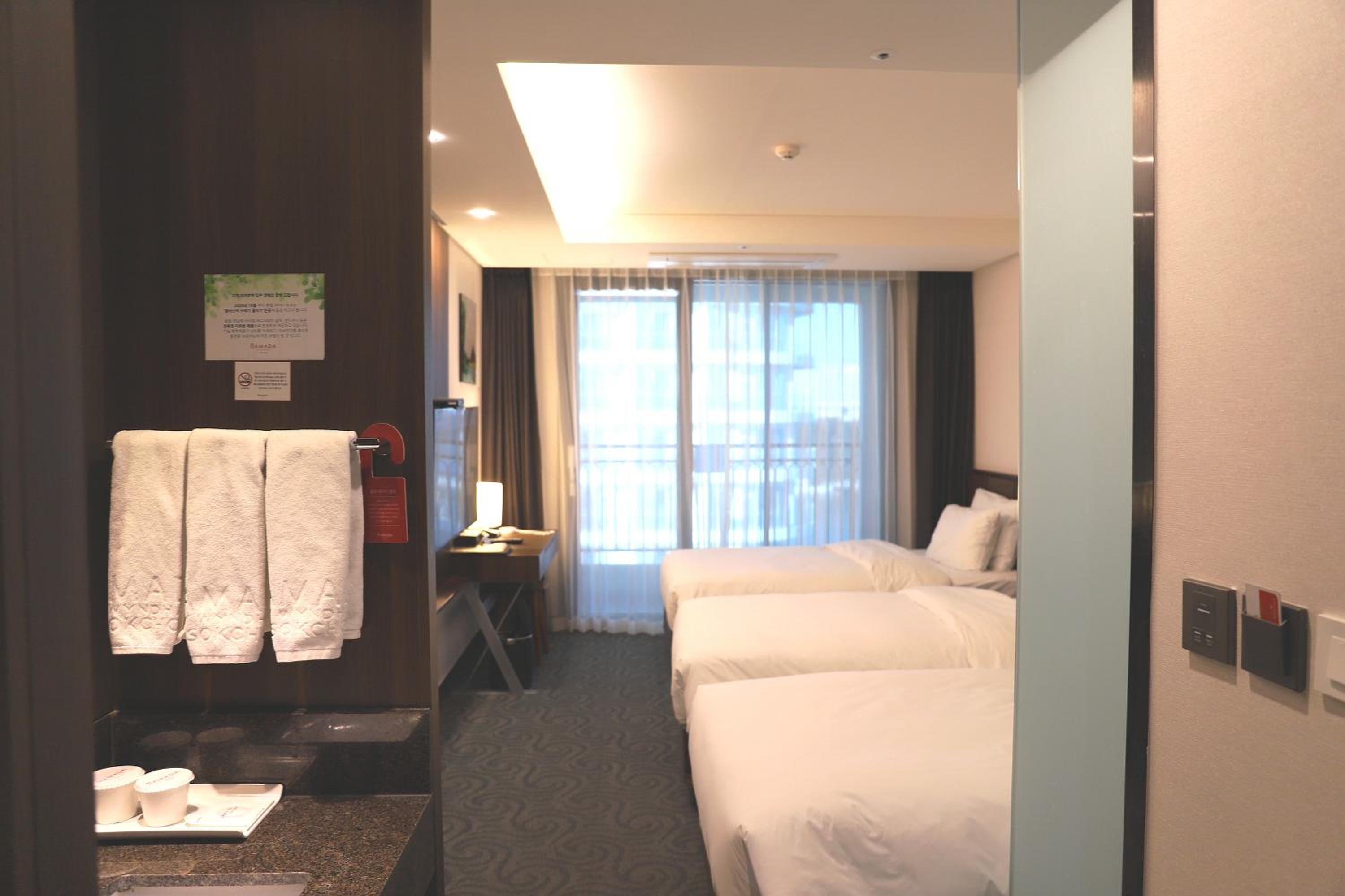 Standard Triple (Balcony Partial Ocean view)