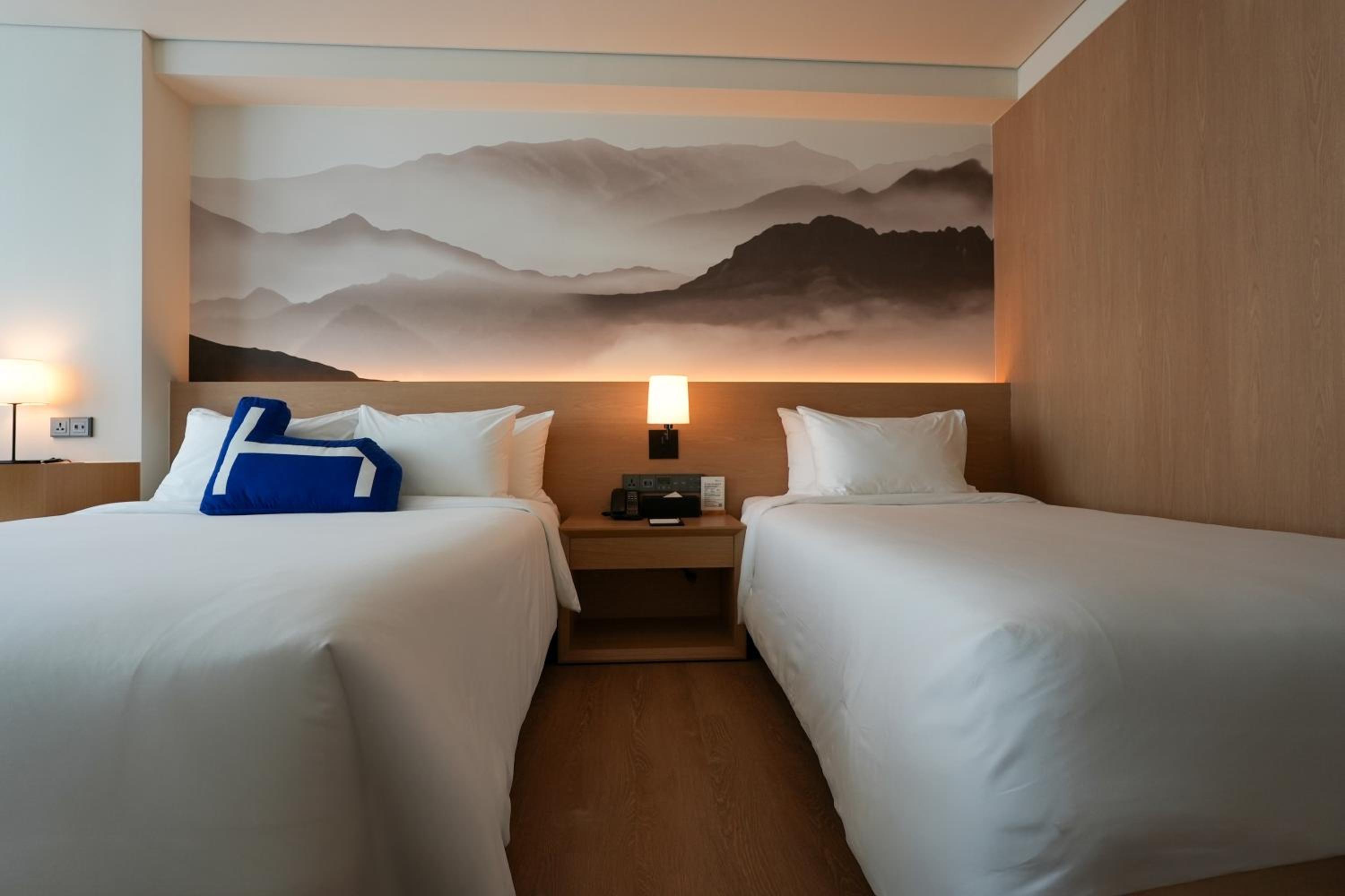 Deluxe Partial Oceanview - Queen & Single Breakfast & Swimming photo 3