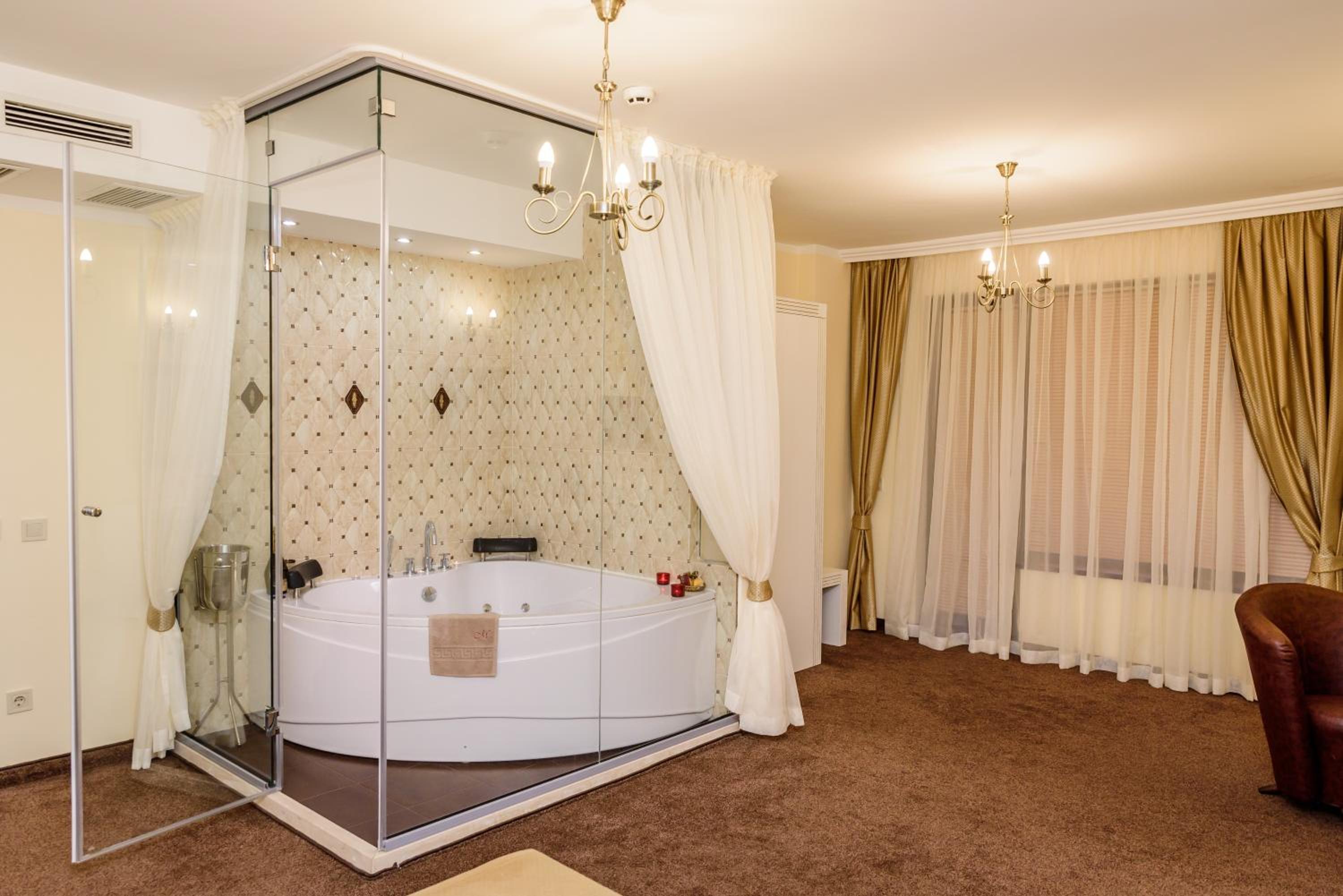 Studio with Spa Bath - Photo 2