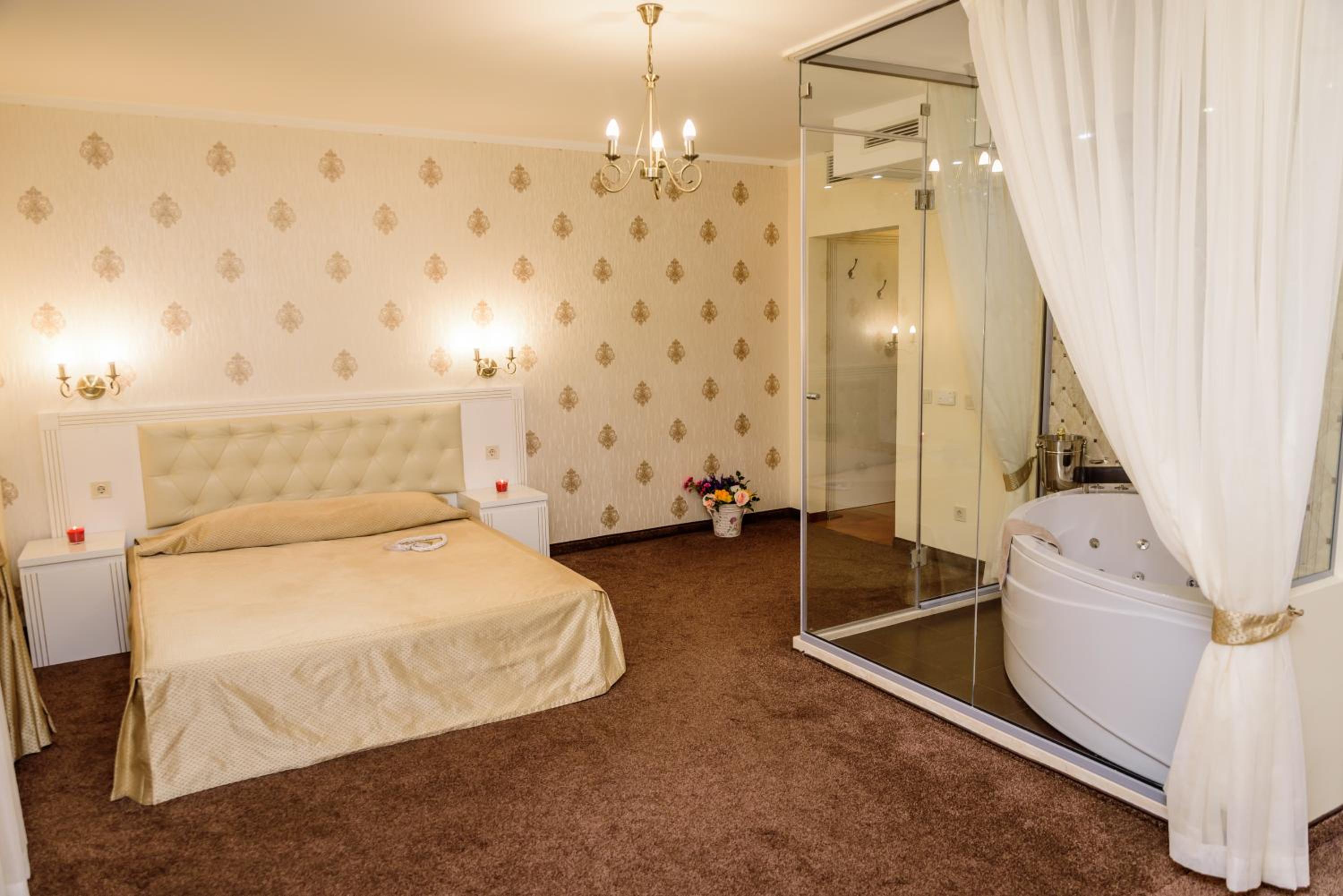 Studio with Spa Bath - Photo 1