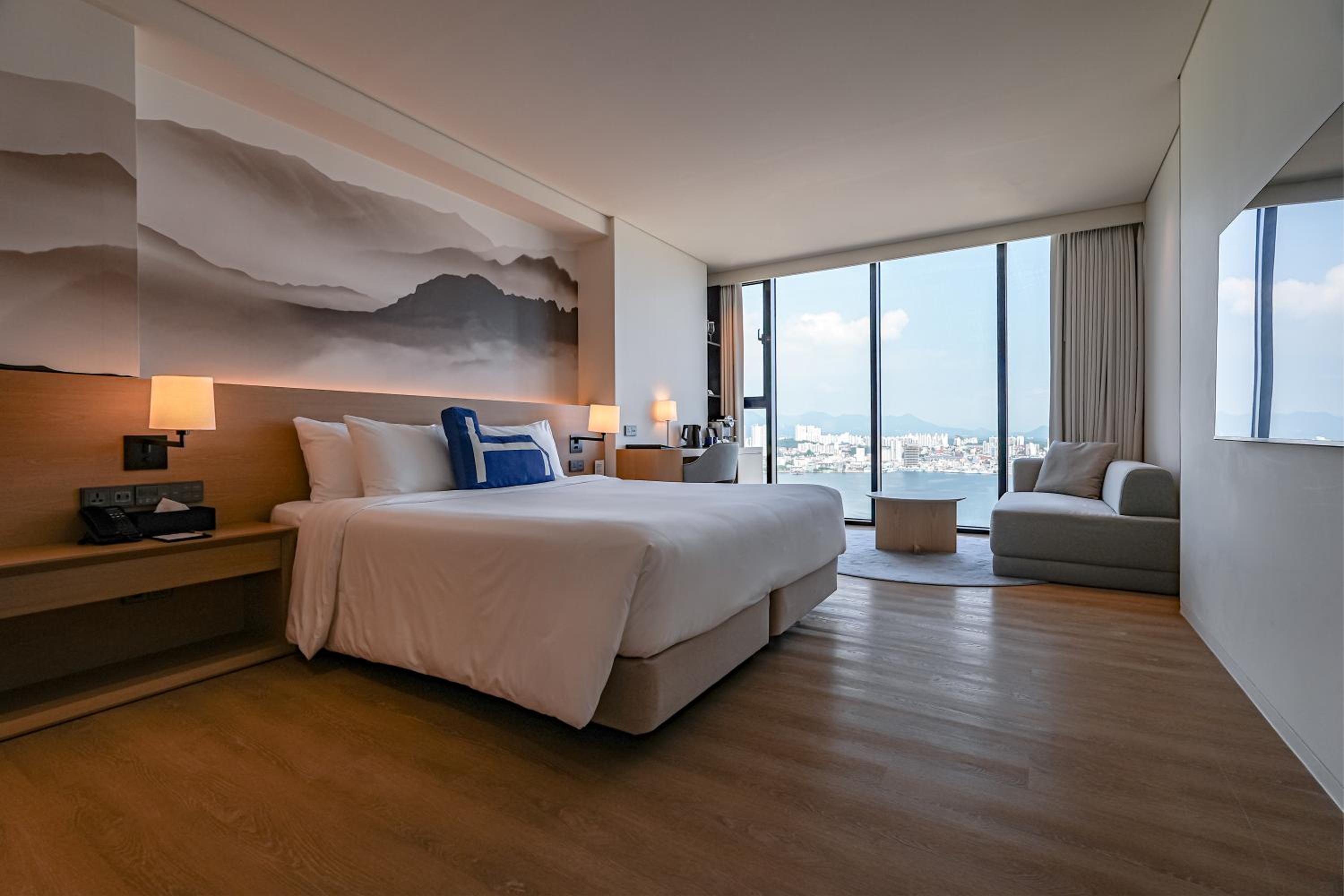 Grand Deluxe Ocean + Lake View- King Breakfast & Swimming