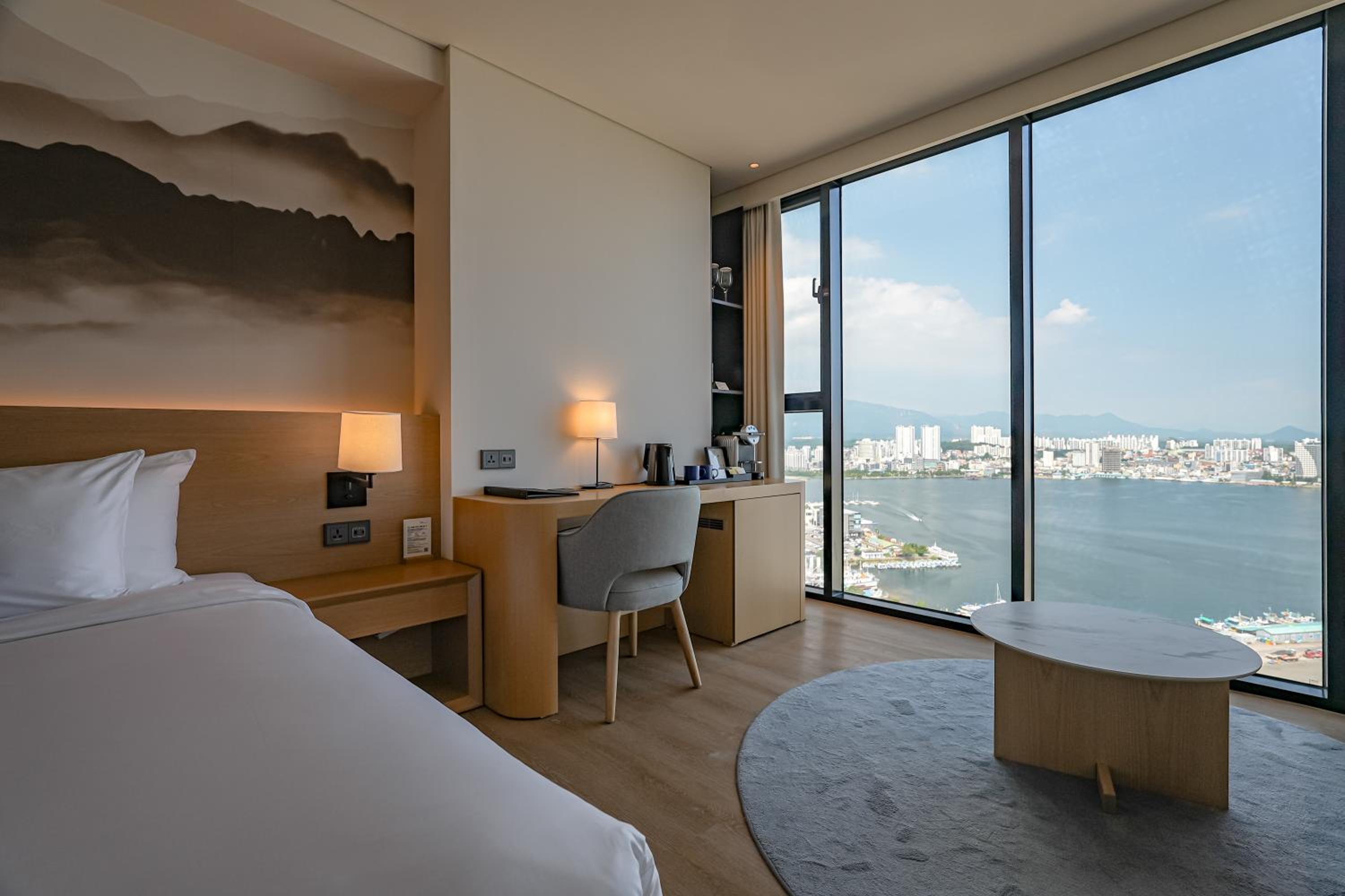 Grand Deluxe Ocean + Lake View- King Breakfast & Swimming photo 3