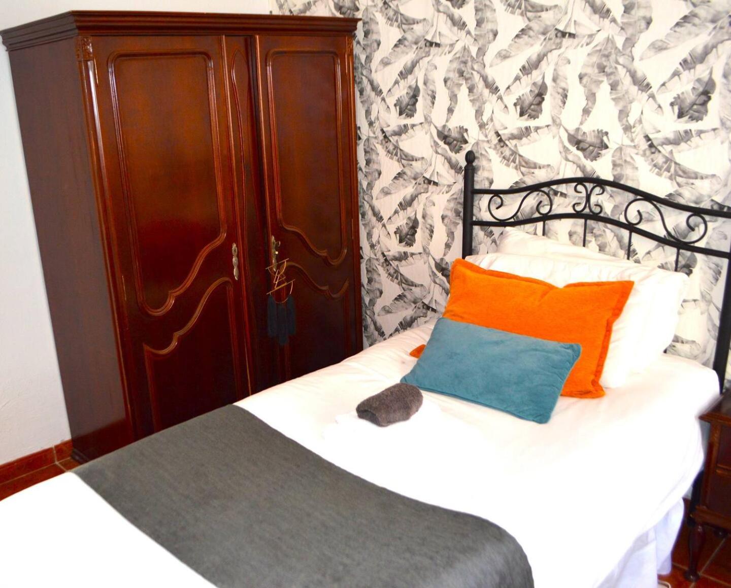 Twin Room with Private Bathroom photo 3