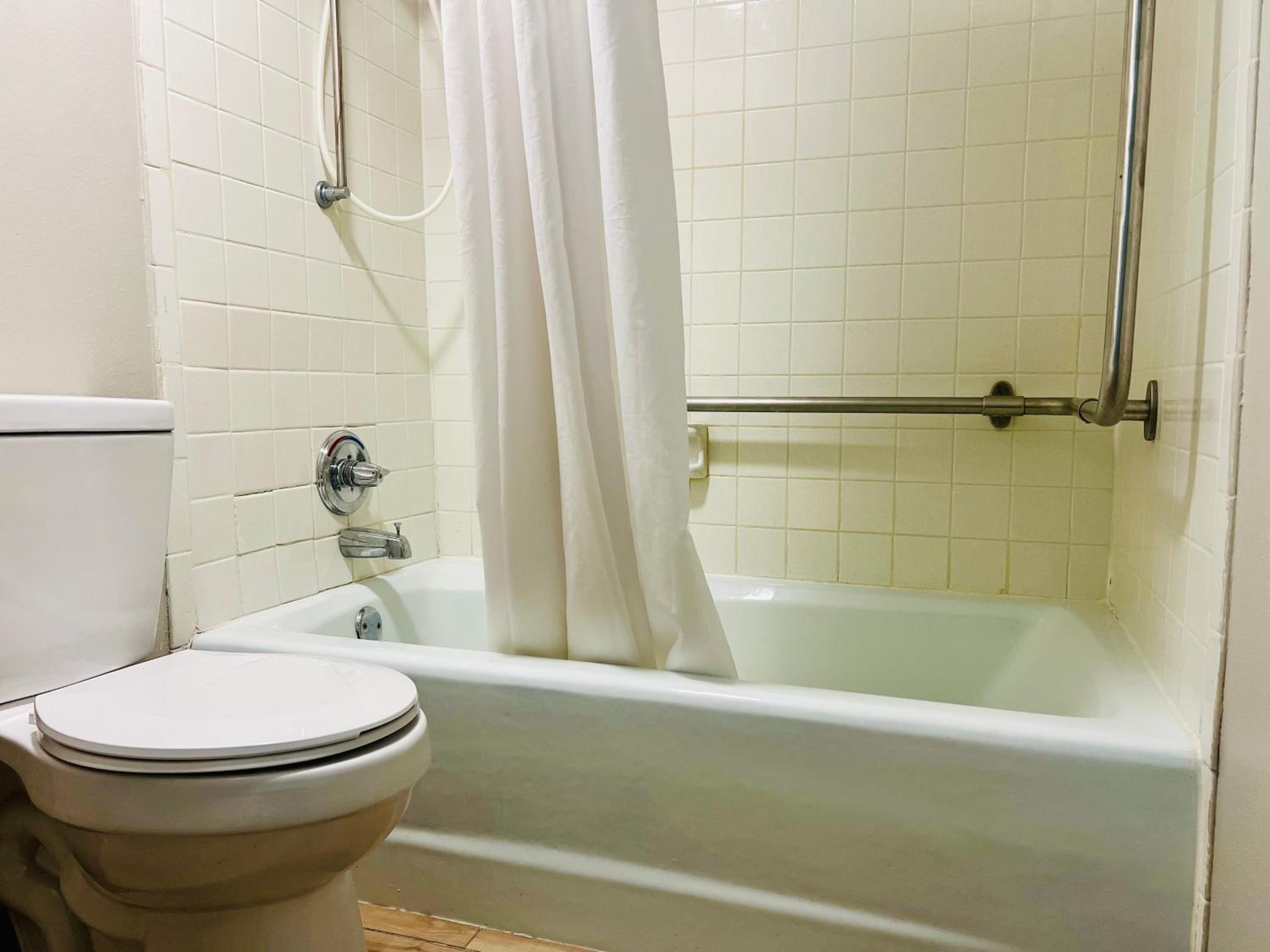 Pet Friendly Queen Room with Two Queen Beds - Mobility Accessible - Non-Smoking - Photo 4