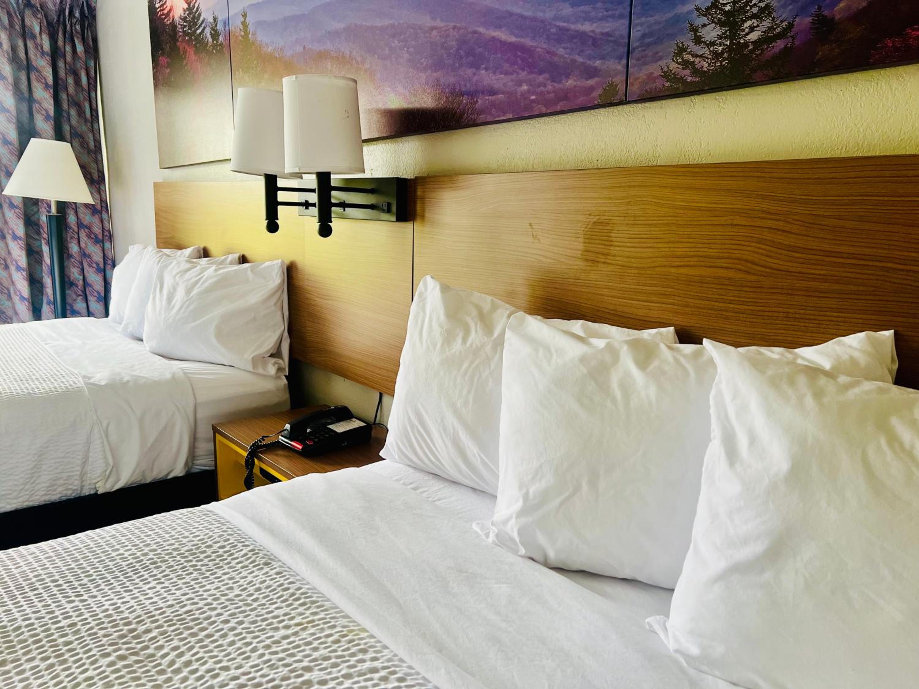 Queen Room with Two Queen Beds - Non-Smoking - Photo 6