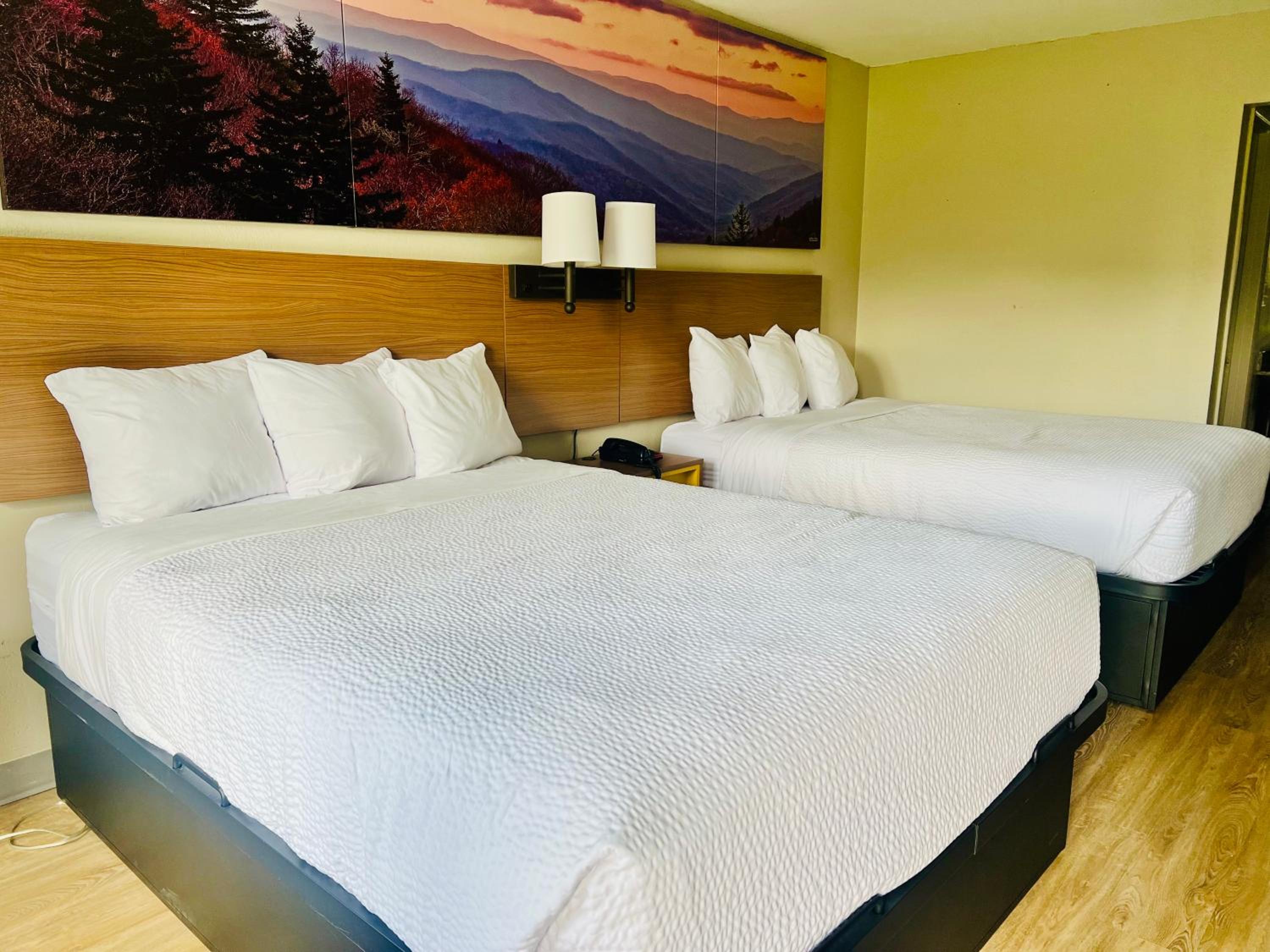 Queen Room with Two Queen Beds - Non-Smoking - Photo 8