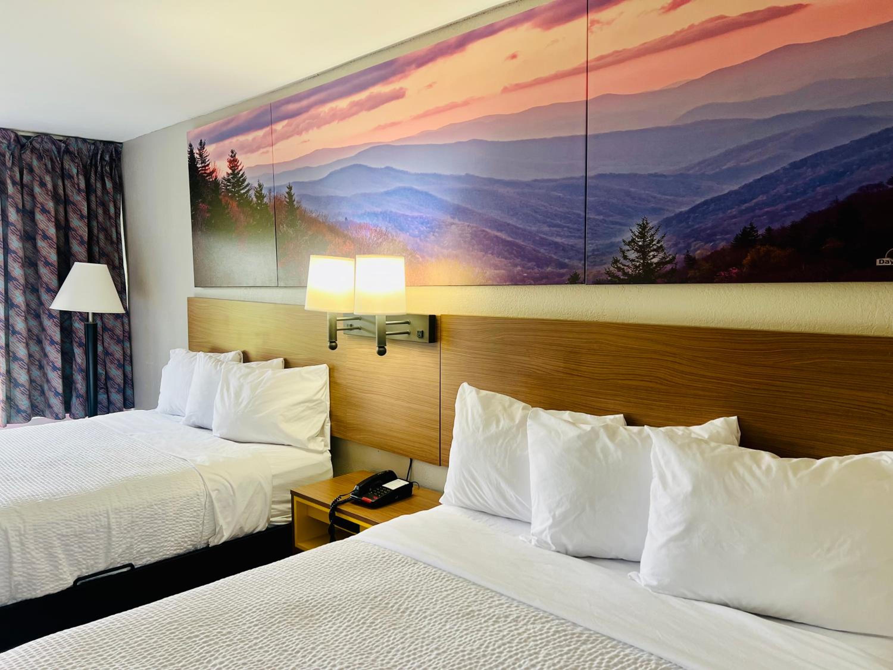 Queen Room with Two Queen Beds - Non-Smoking - Photo 9
