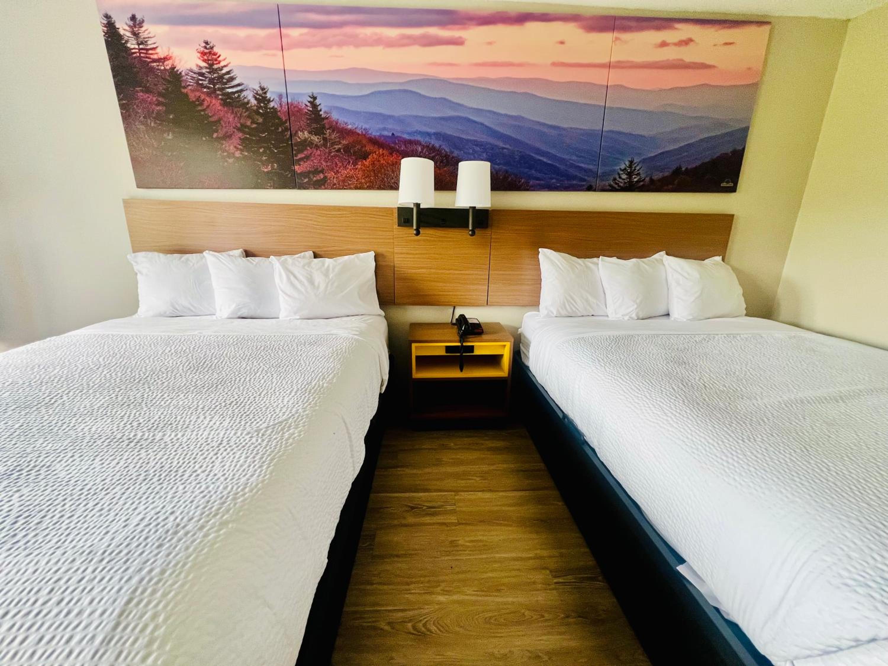 Queen Room with Two Queen Beds - Non-Smoking - Photo 10