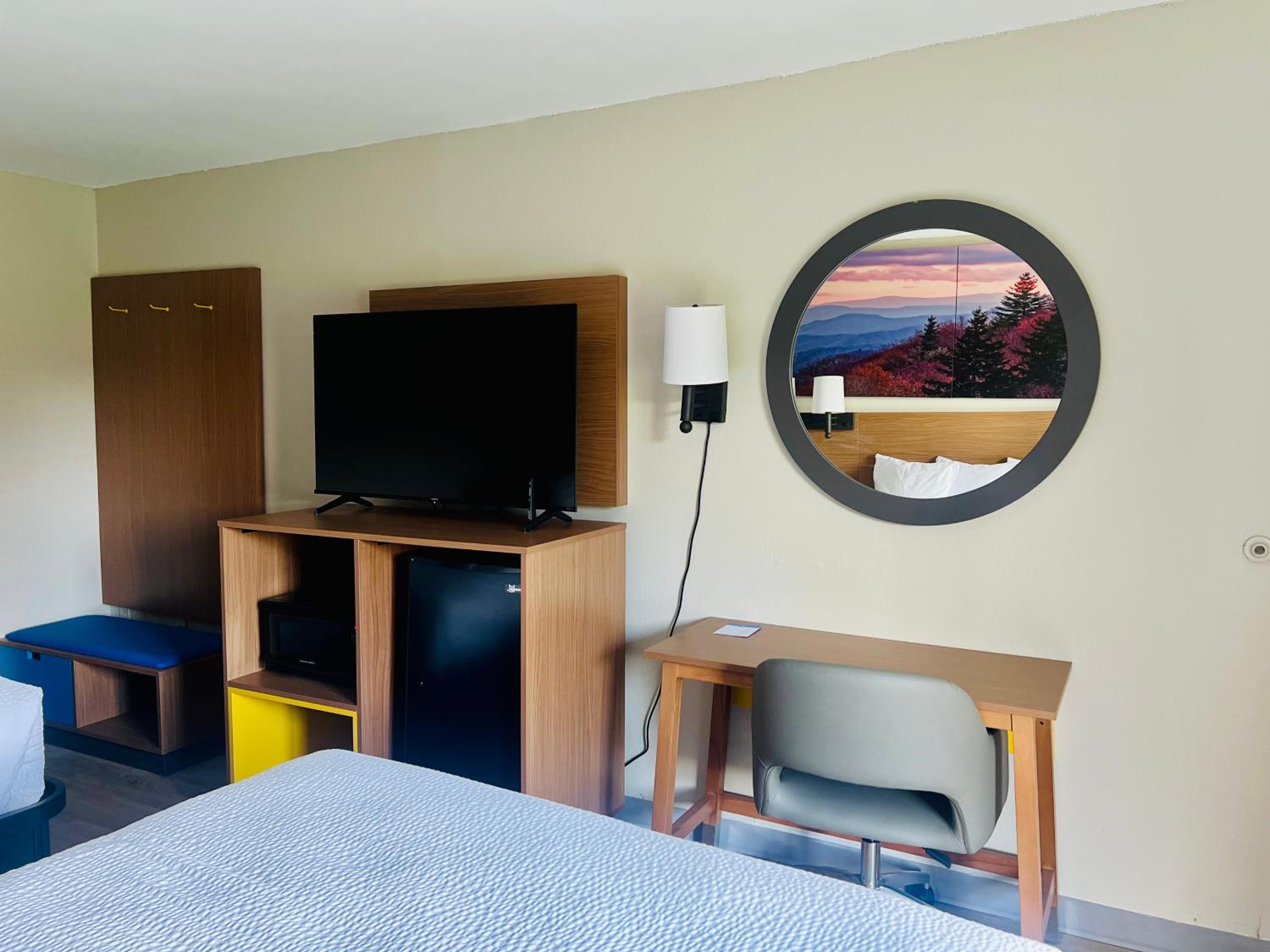 Queen Room with Two Queen Beds - Pet Friendly/Non-Smoking - Photo 6