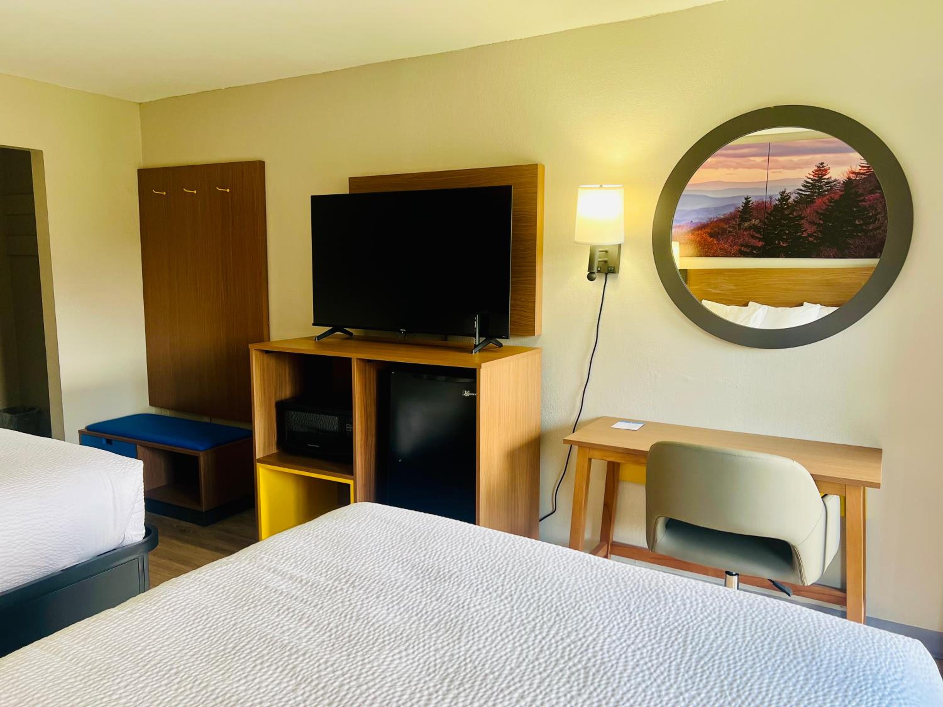 Queen Room with Two Queen Beds - Non-Smoking - Photo 11
