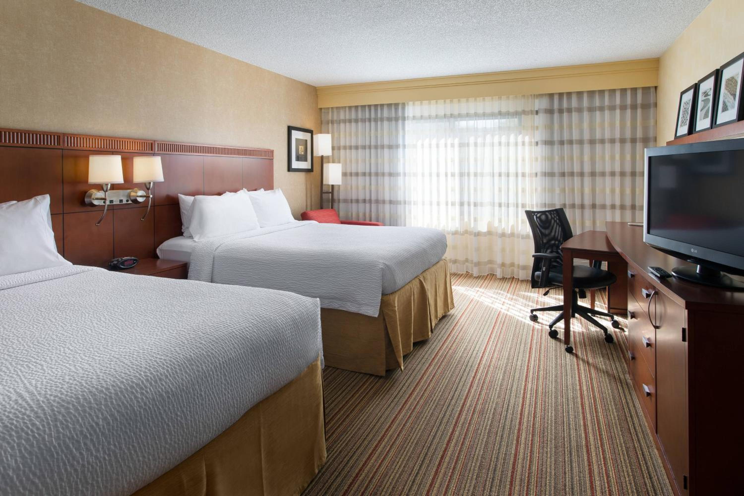 Double Room with Two Double Beds and Roll-n Shower - Mobility and Hearing Accessible photo 3