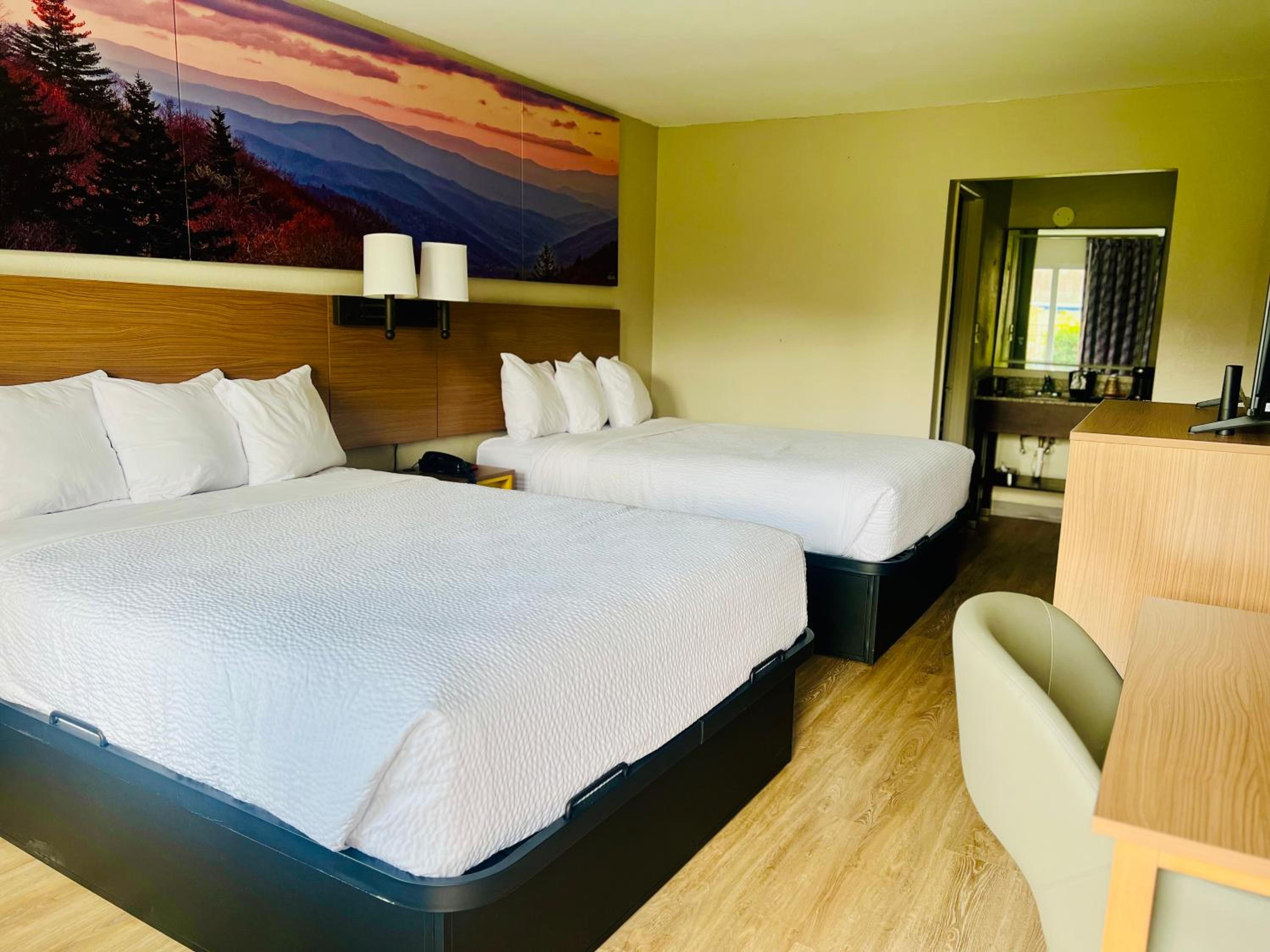 Queen Room with Two Queen Beds - Non-Smoking - Photo 12