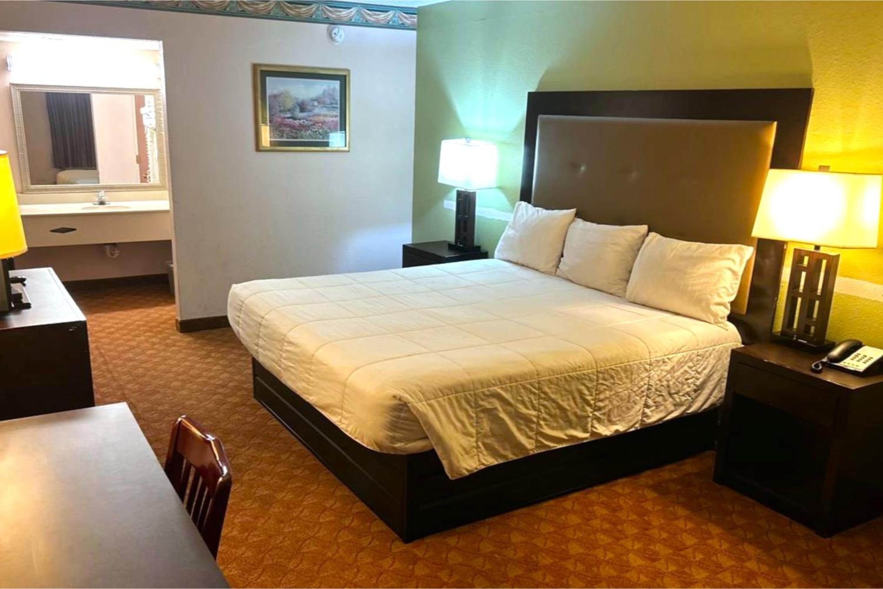 King Bed Non-Smoking - Photo 2