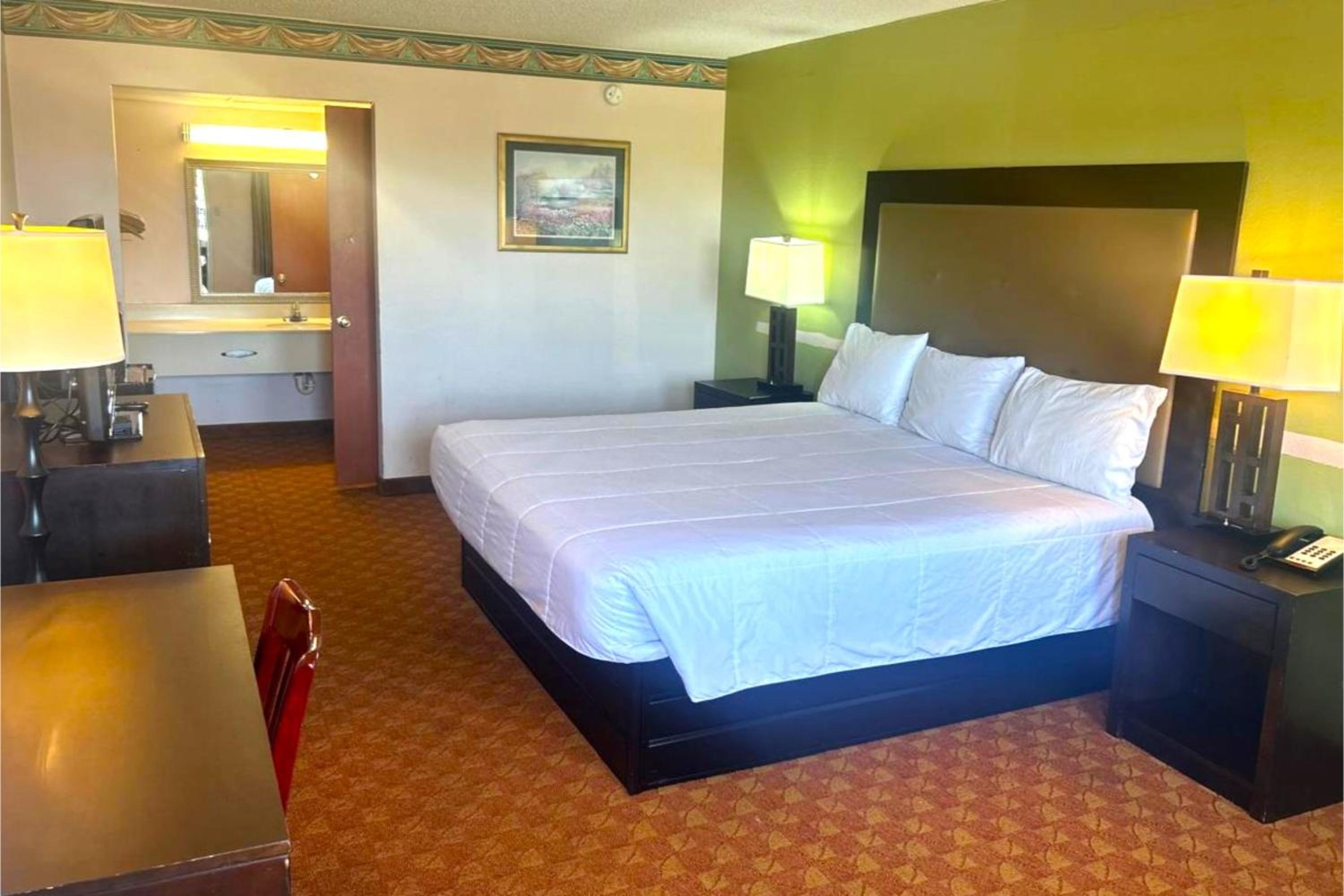 King Bed Non-Smoking - Photo 5