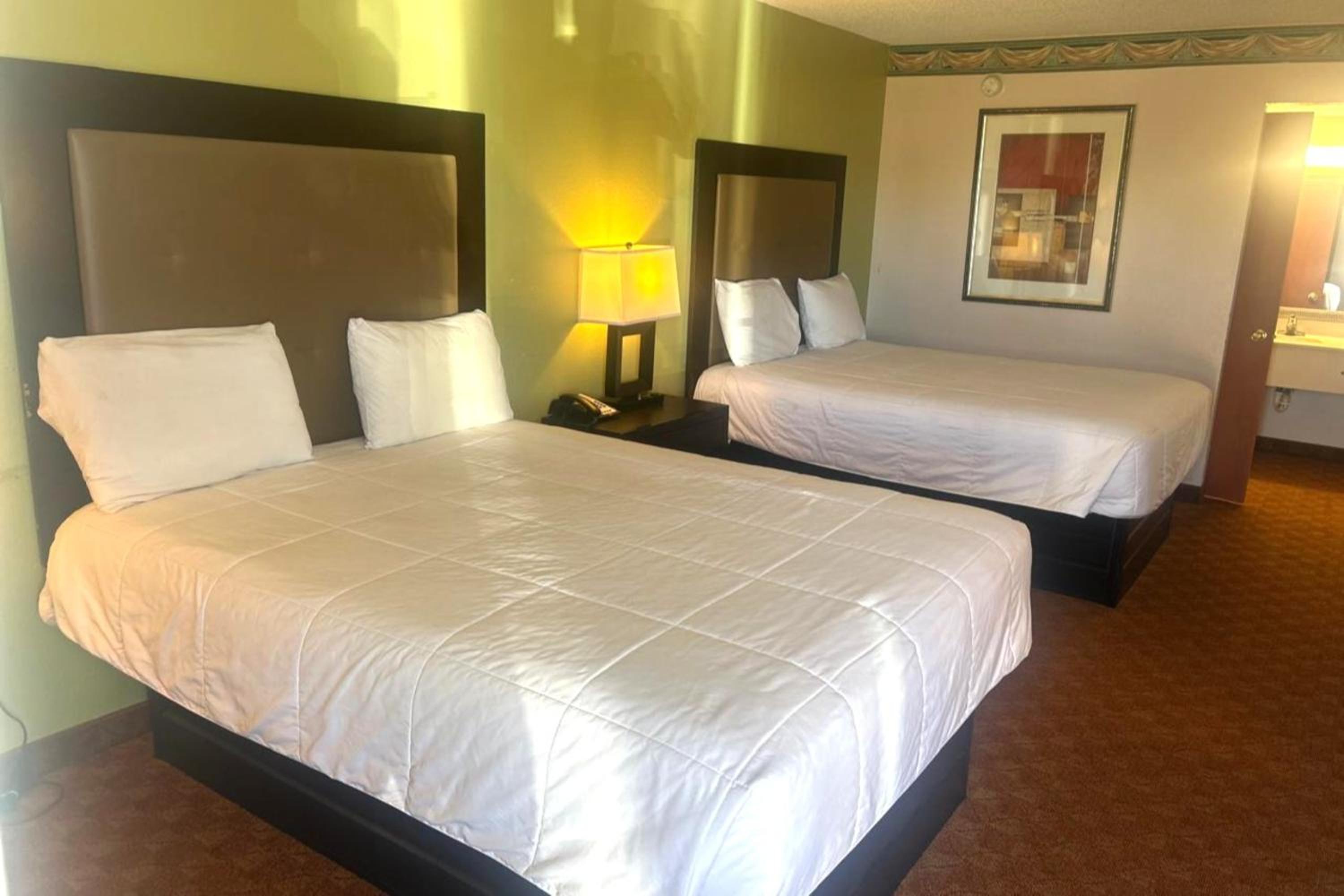 2 Queen Beds Non-Smoking - Photo 5