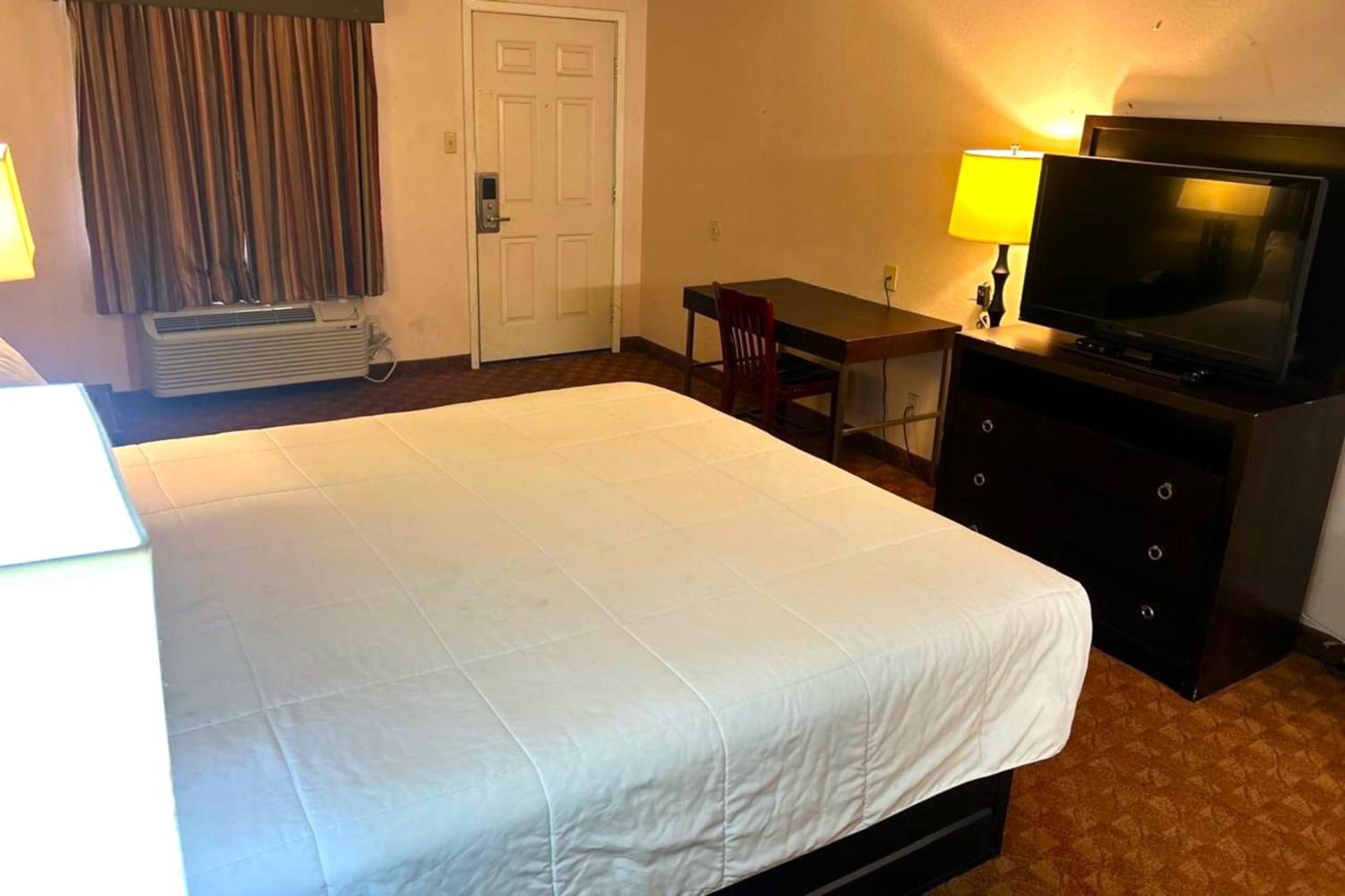 King Bed Non-Smoking - Photo 6