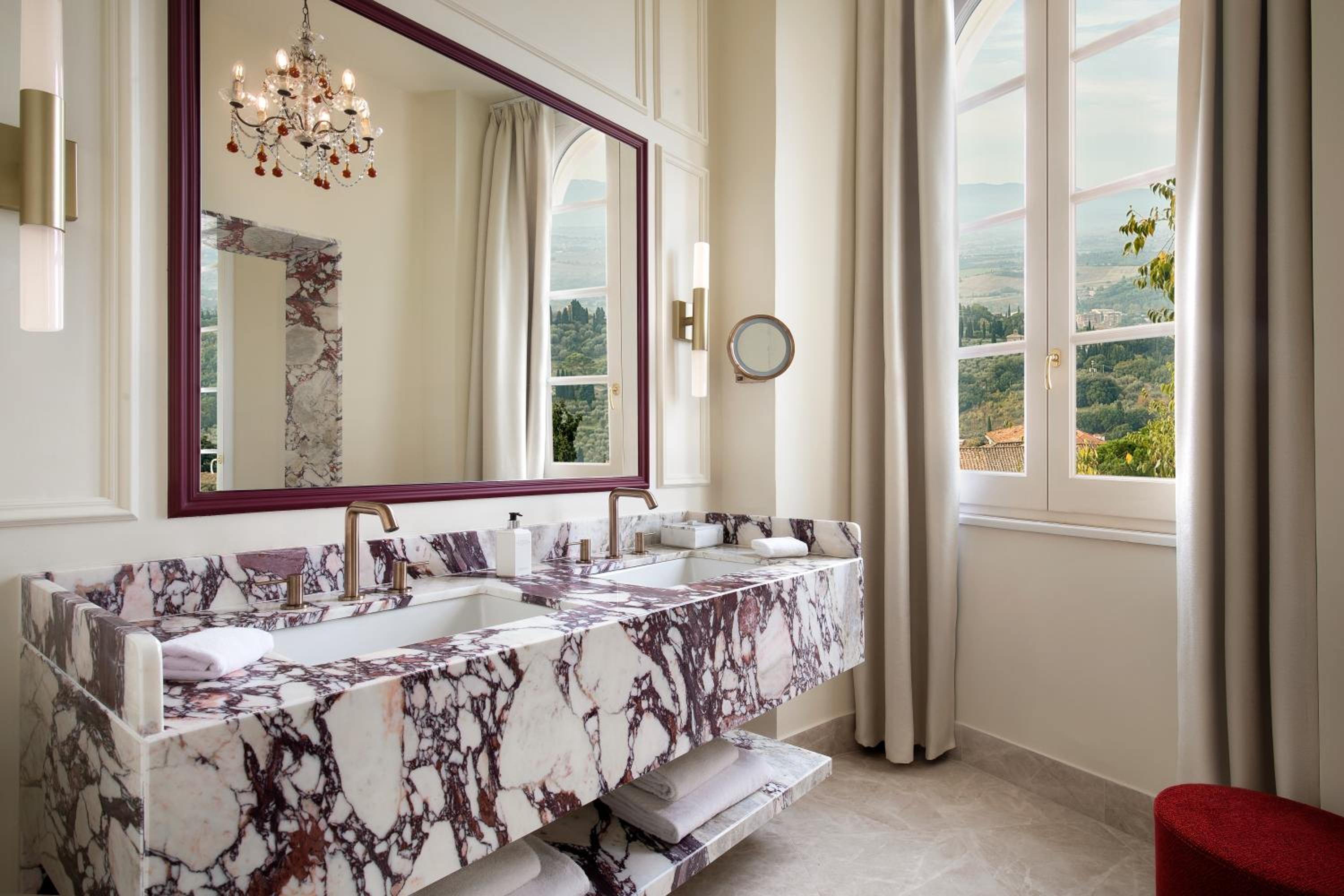 Deluxe King Suite photo 3