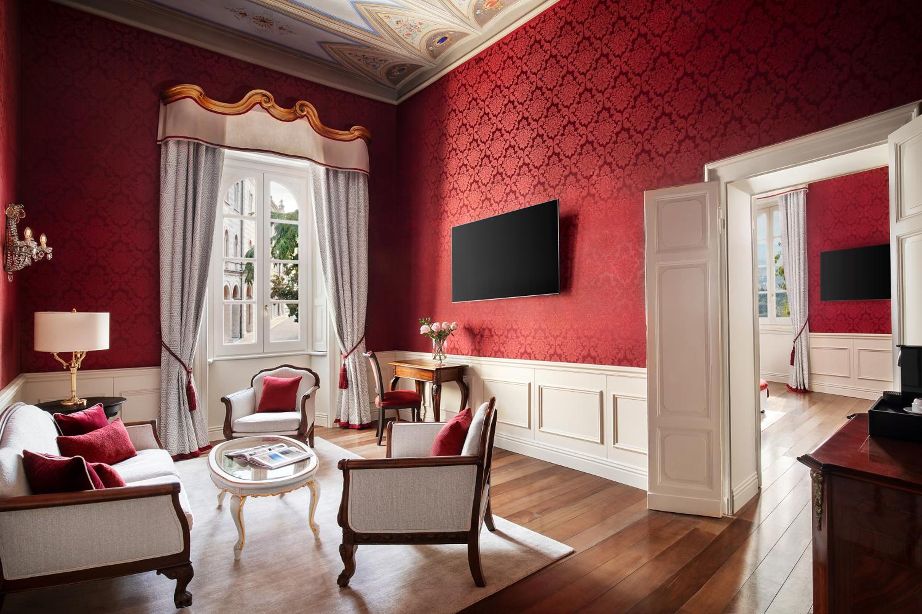 Deluxe King Suite