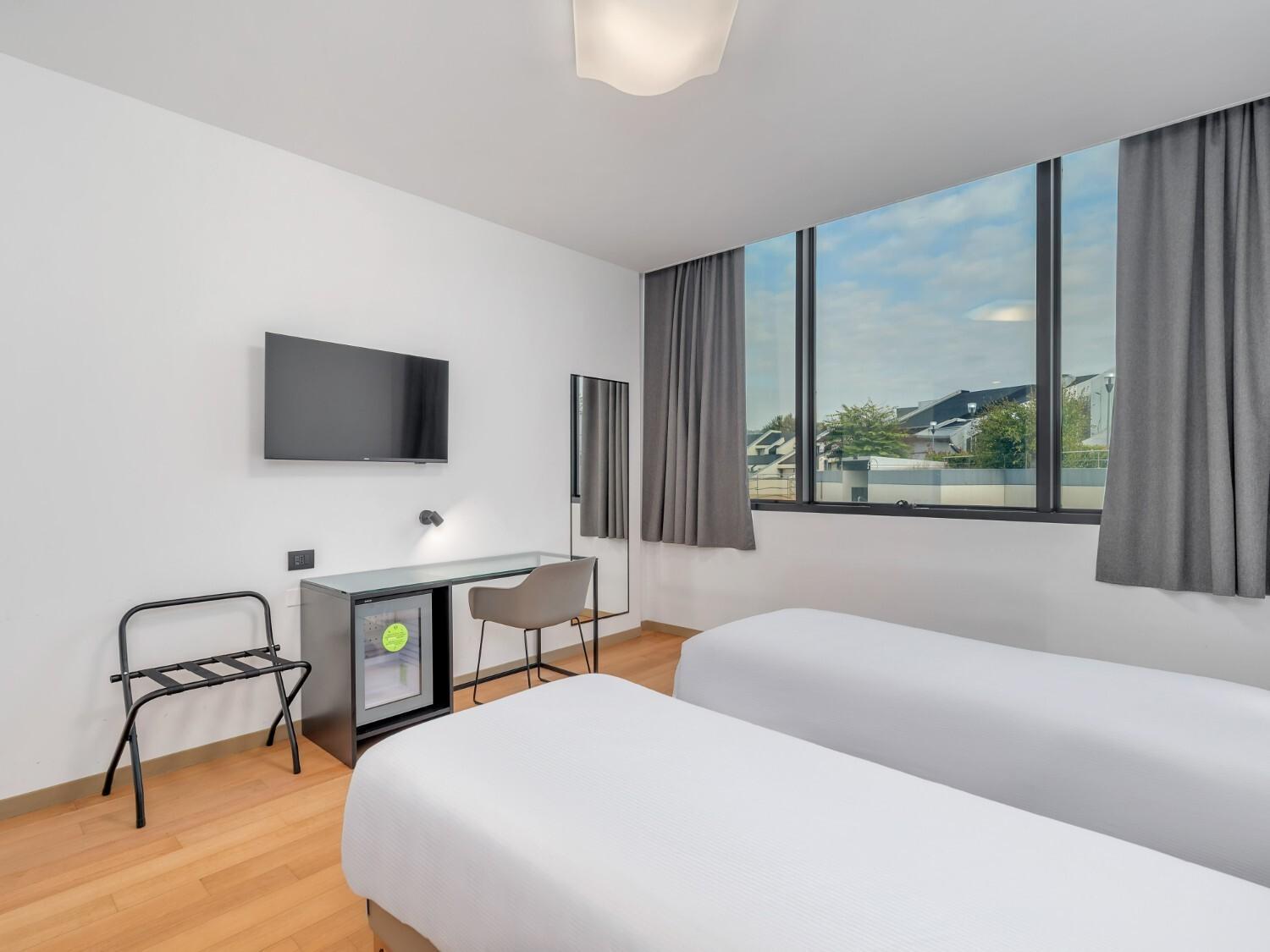 Standard Twin Room - Photo 2