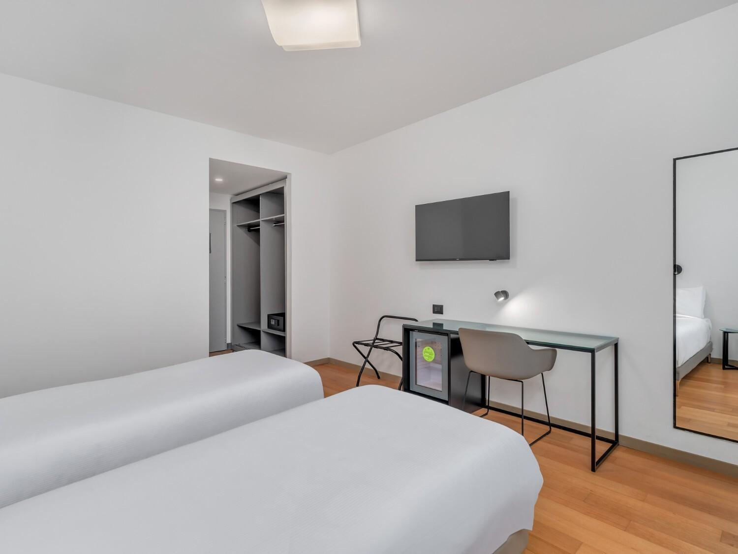 Standard Twin Room - Photo 4