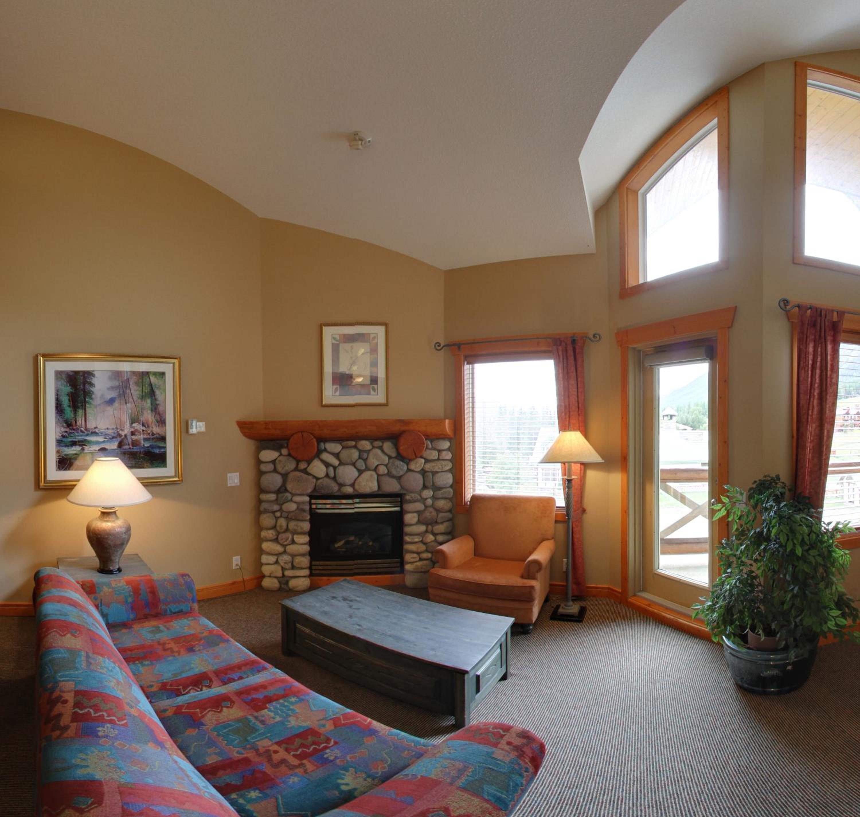 One-Bedroom Loft with Kitchen - Photo 4