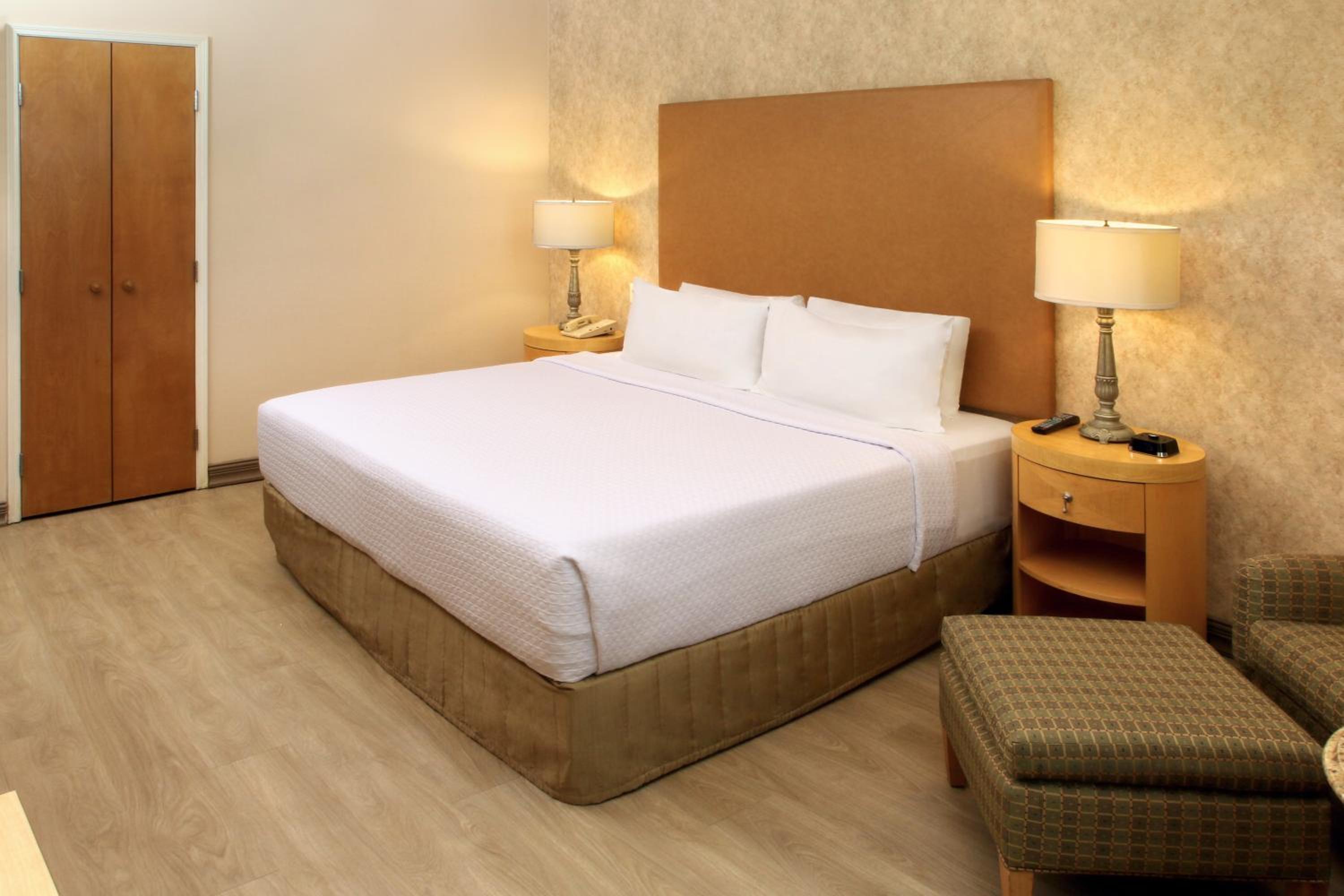 Standard King Room - Accessible - Photo 2