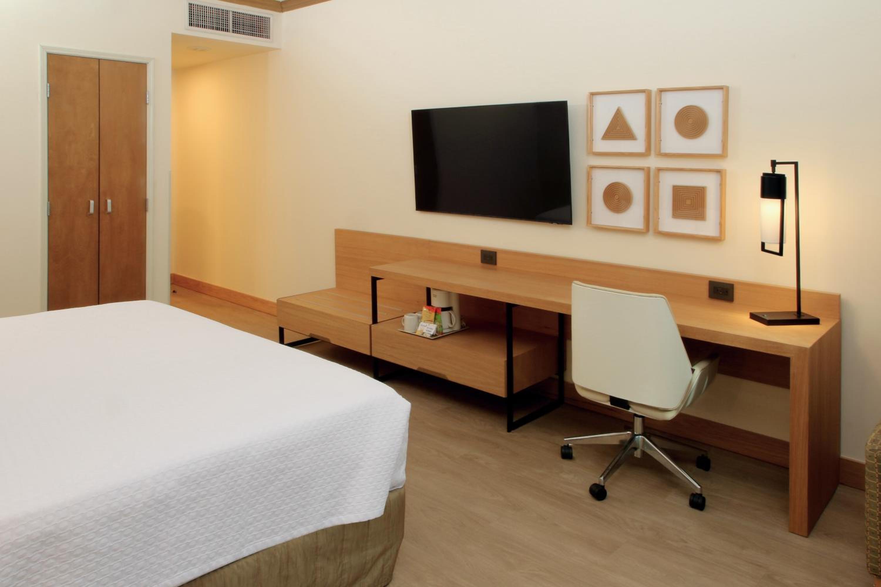 Standard King Room - Accessible - Photo 1