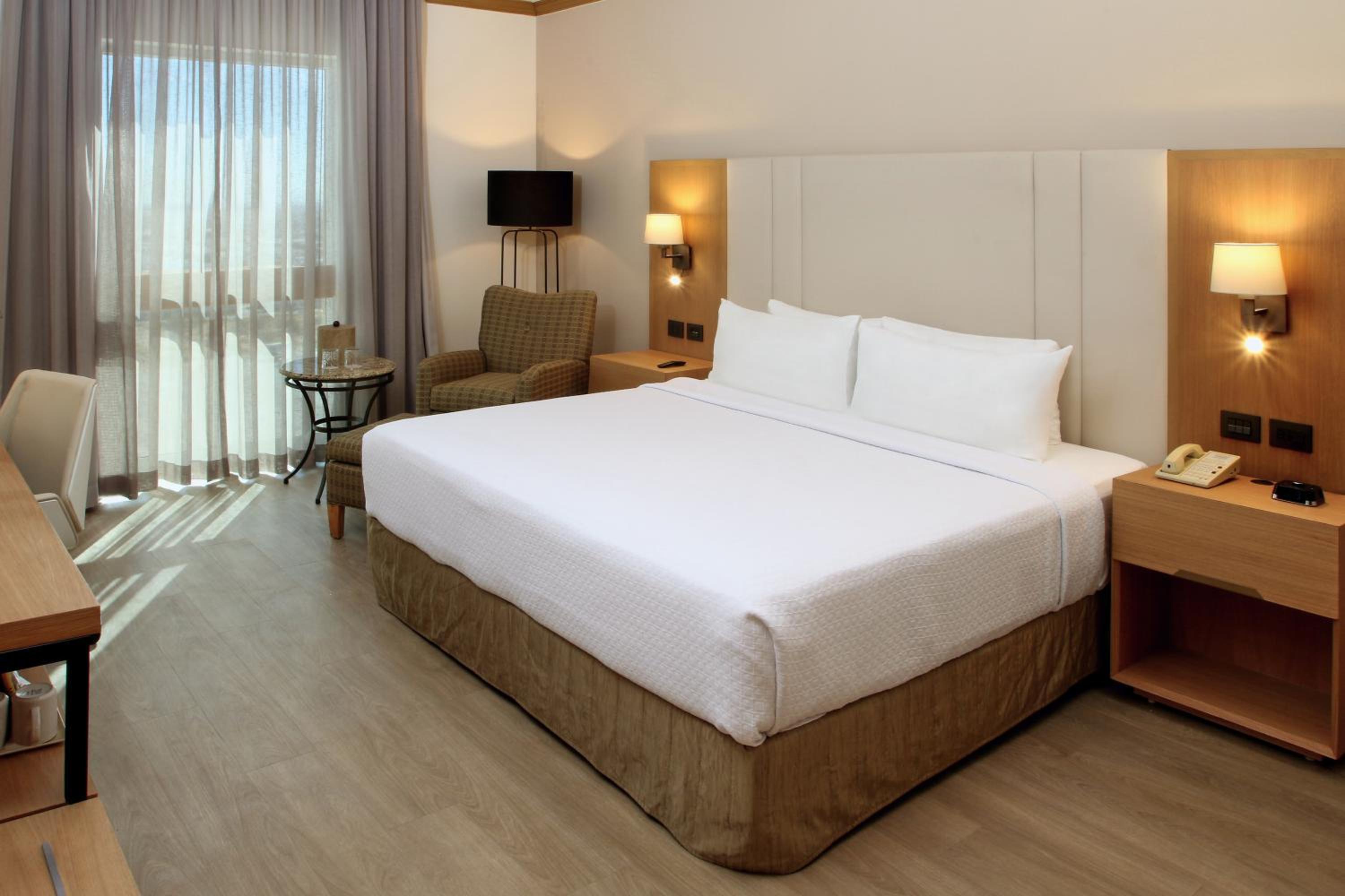Standard King Room with Lounge Access - Photo 5