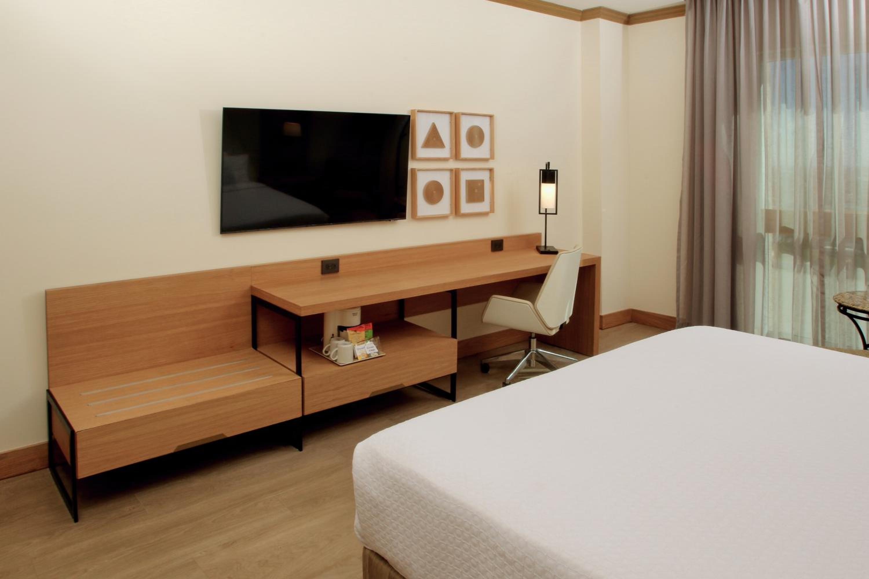 Standard King Room with Lounge Access - Photo 4