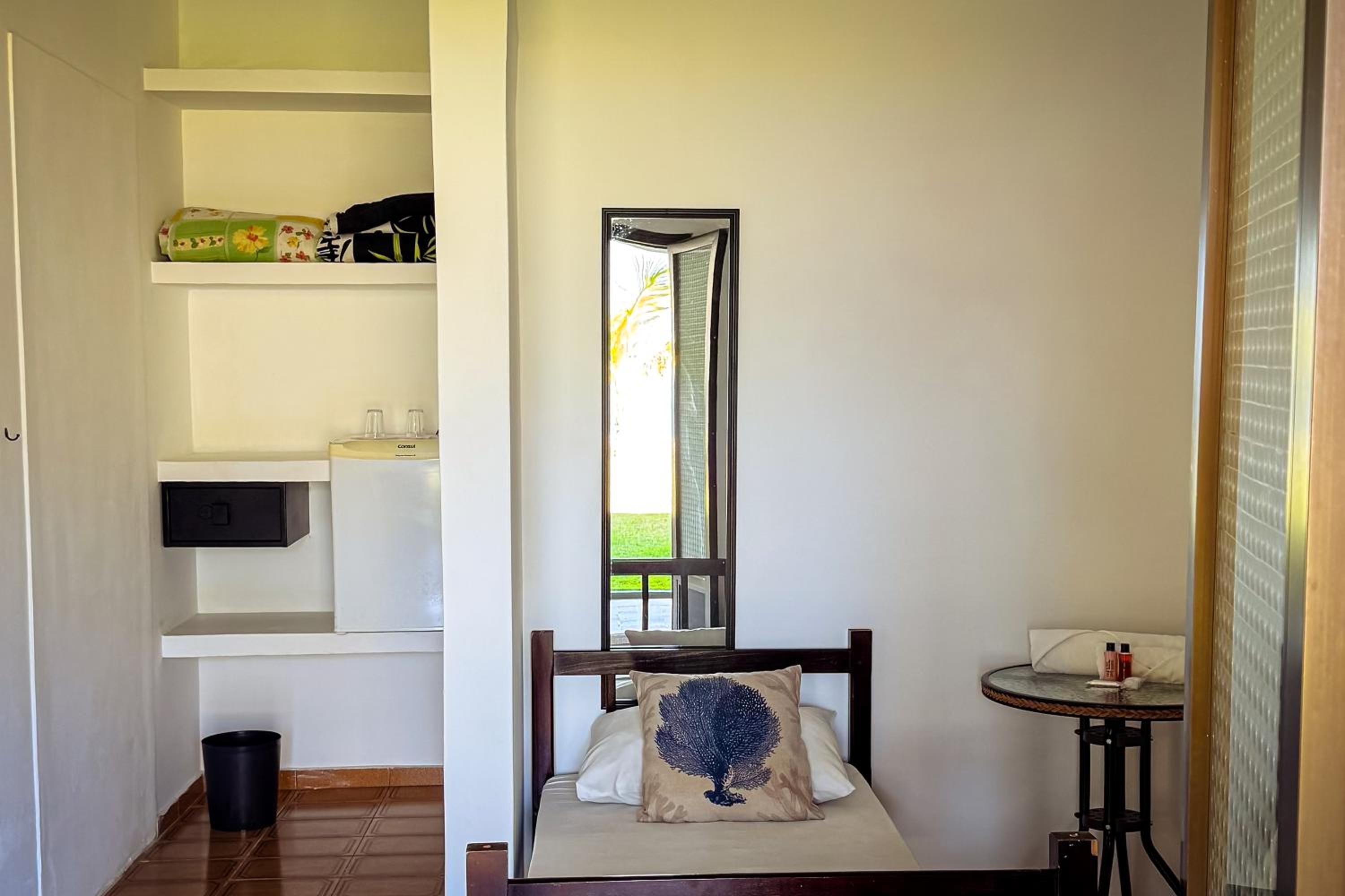Economy Triple Room photo 2