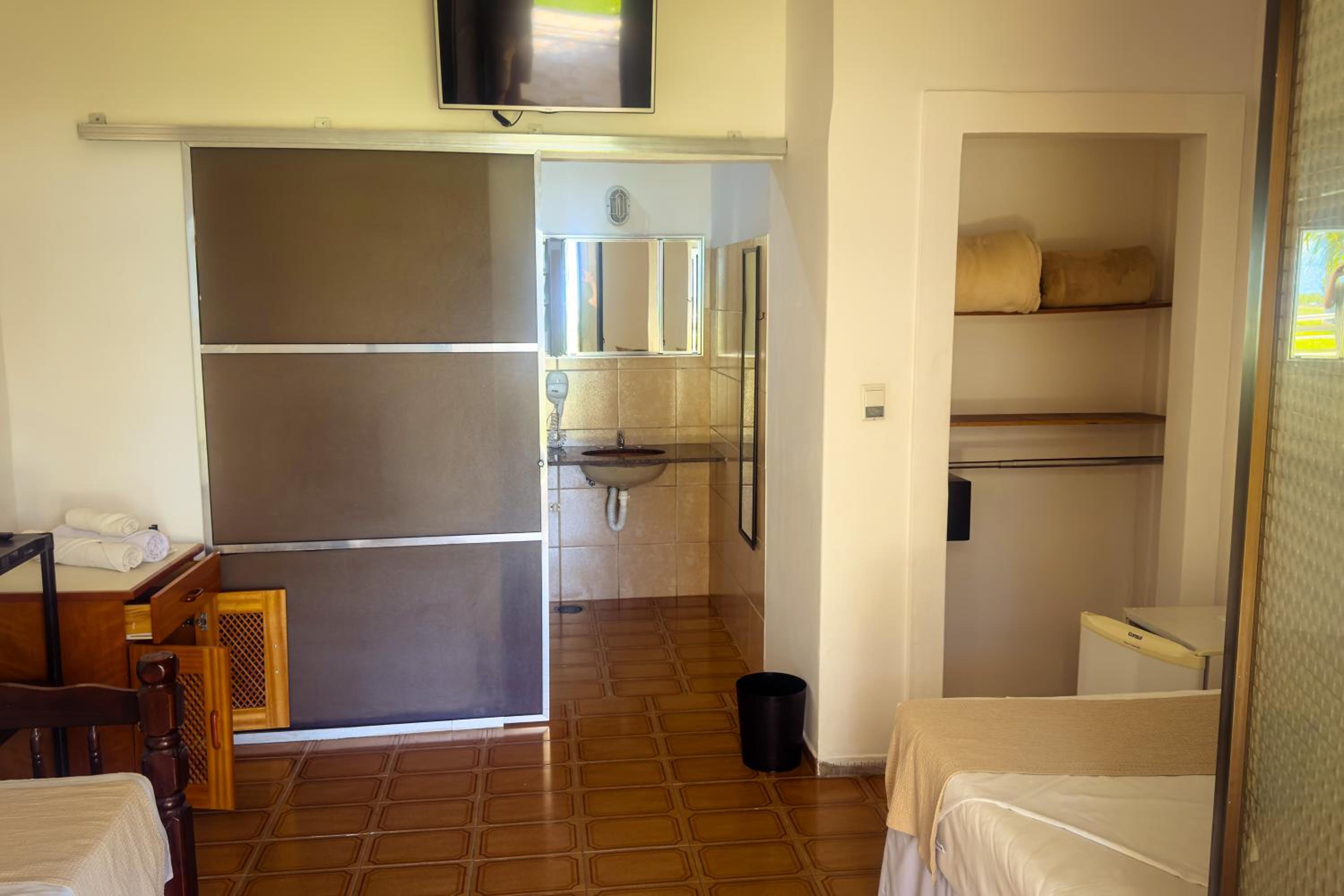 Economy Triple Room photo 3