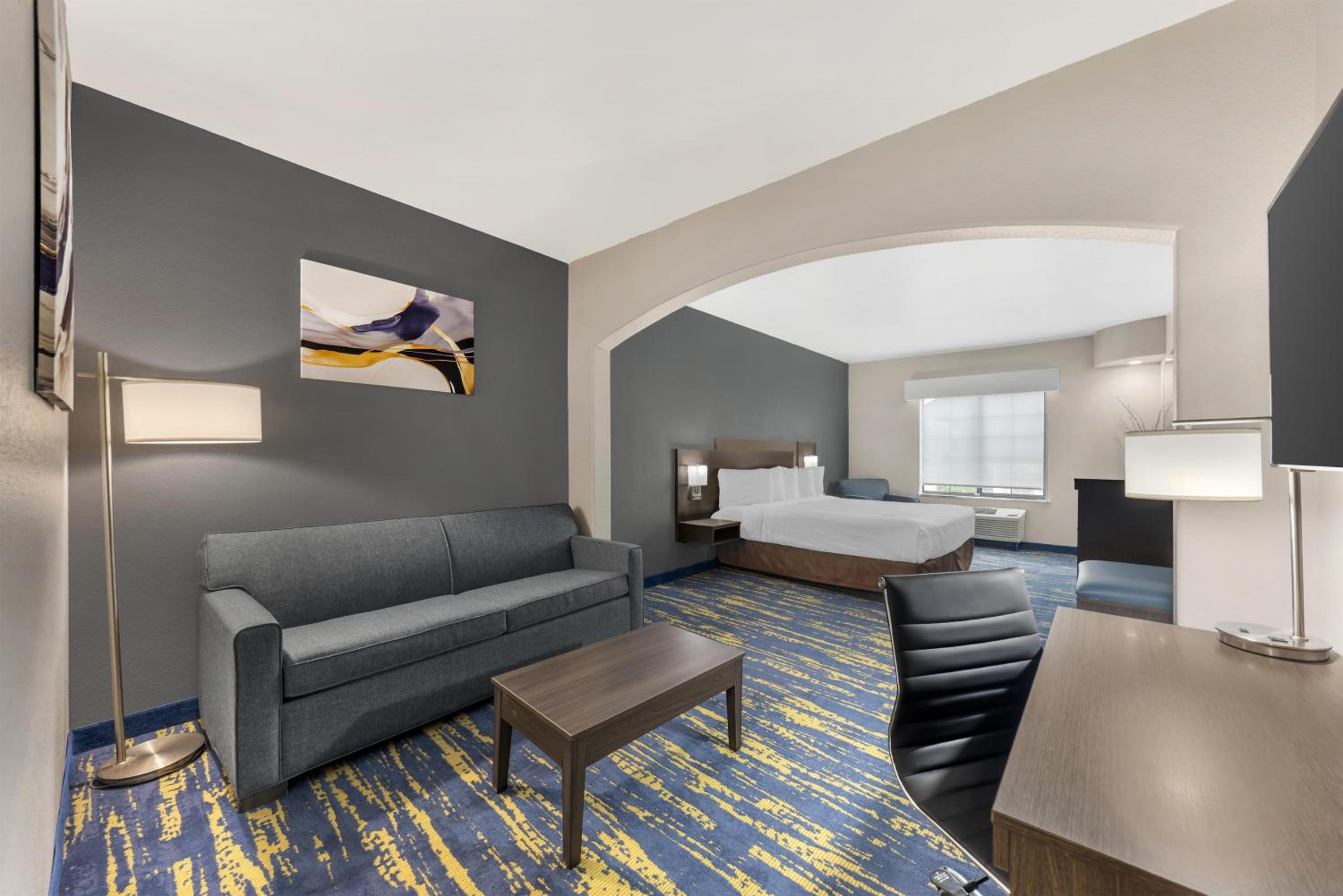 King Suite with Sofa Bed and Bath Tub - Disability Access/Non-Smoking - Photo 1